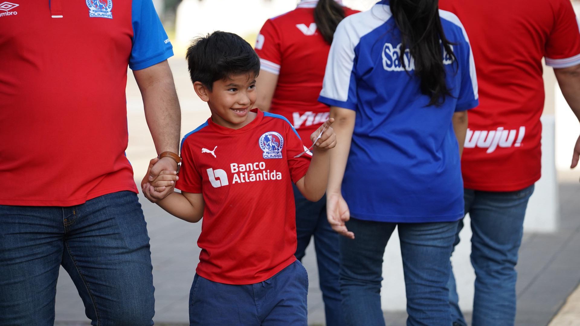 El pequeño llega feliz para ver al León.