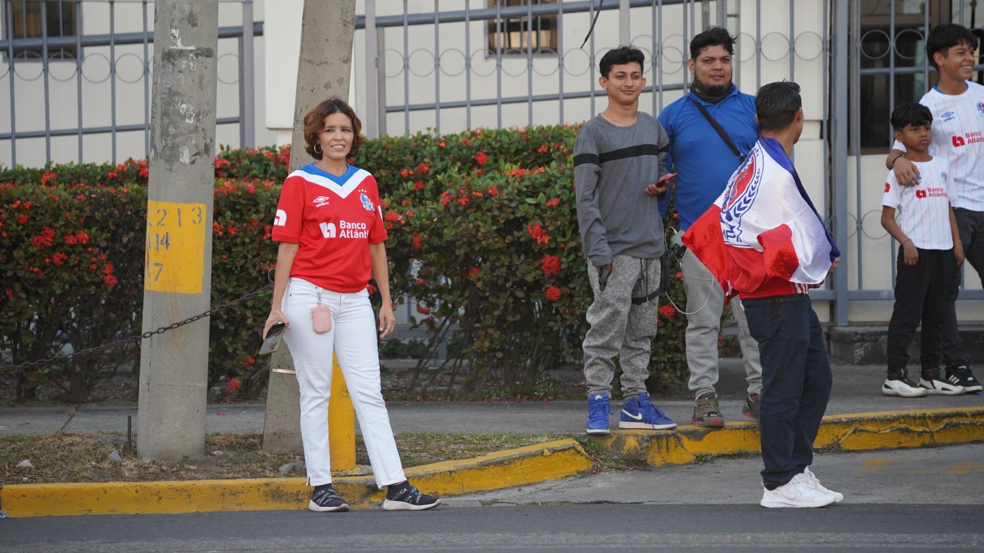 Aficionados olimpistas se ven en los alrededores del estadio Morazán. Foto Mauricio Ayala.