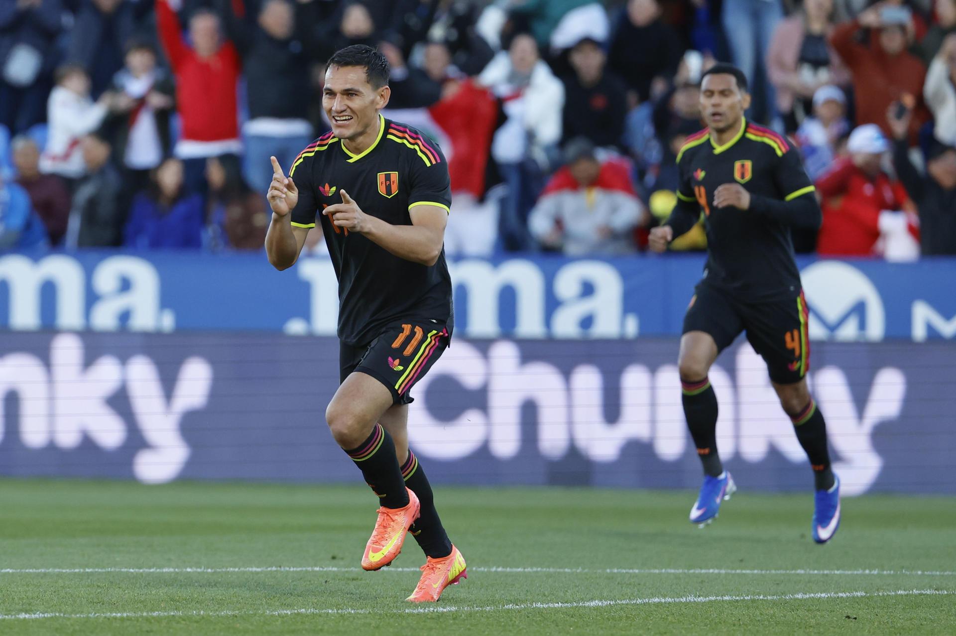 Jairo Vélez le anotó doblete a Honduras en el amistoso.