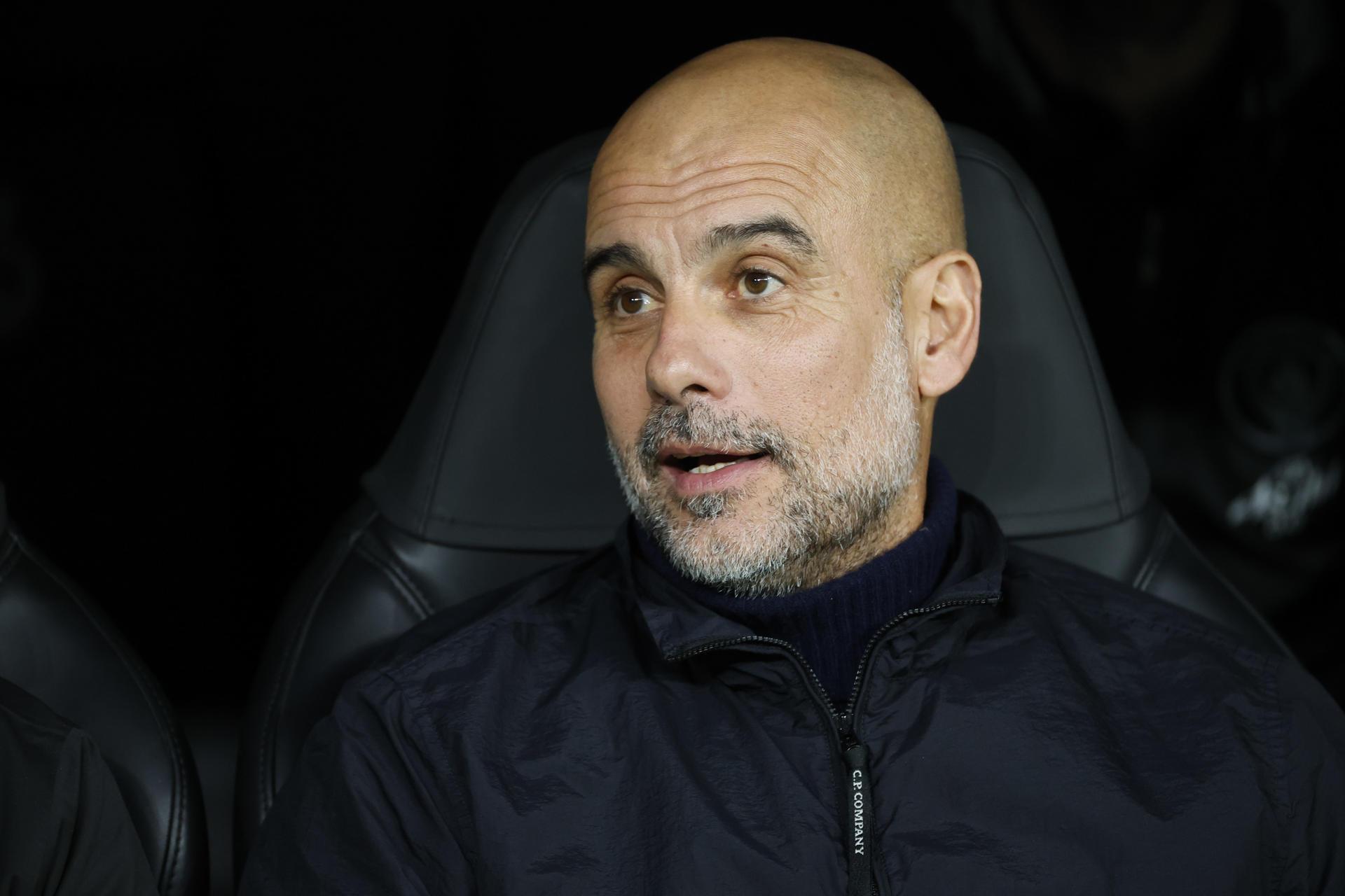 El técnico español del Manchester City, Pep Guardiola, antes del inicio del encuentro correspondiente a la fase regular de la Liga de Campeones que disputan hoy miércoles Real Madrid y Manchester City en el estadio Santiago Bernabéu, en Madrid.