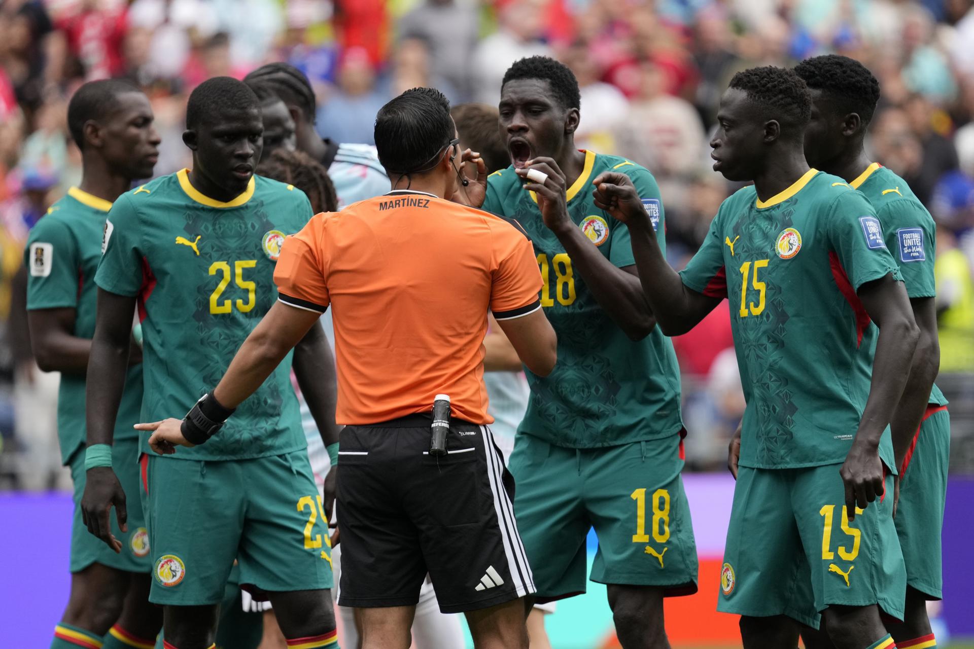 Los seleccionados de Senegal le reclaman a Saíd Martínez el penal que pitó a favor de Bélgica en la prórroga.