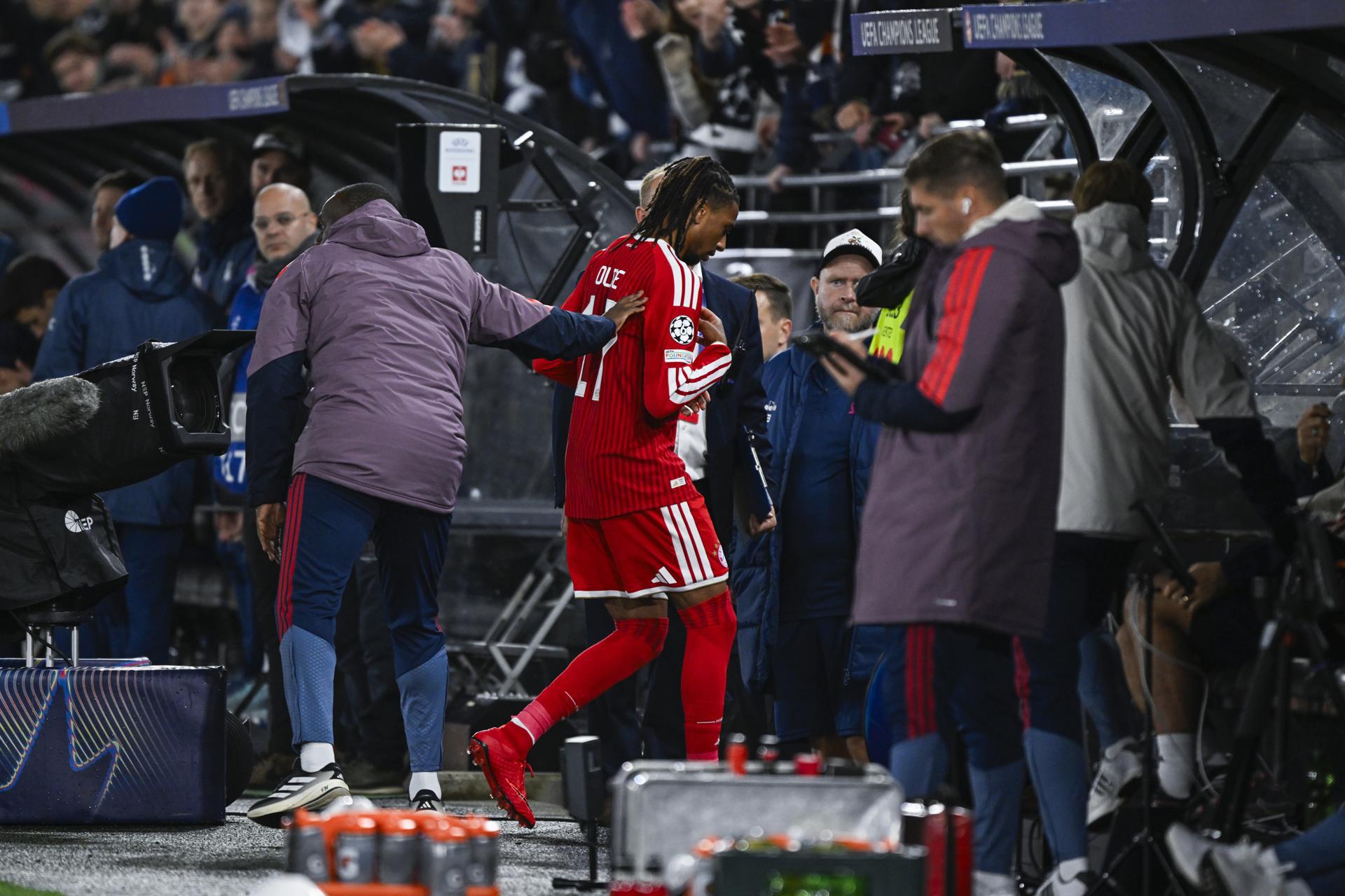 Michael Olise se fue directamente a los camerinos tras ser expulsado por tirarle el balón en el rostro a Zlatko Tripic.
