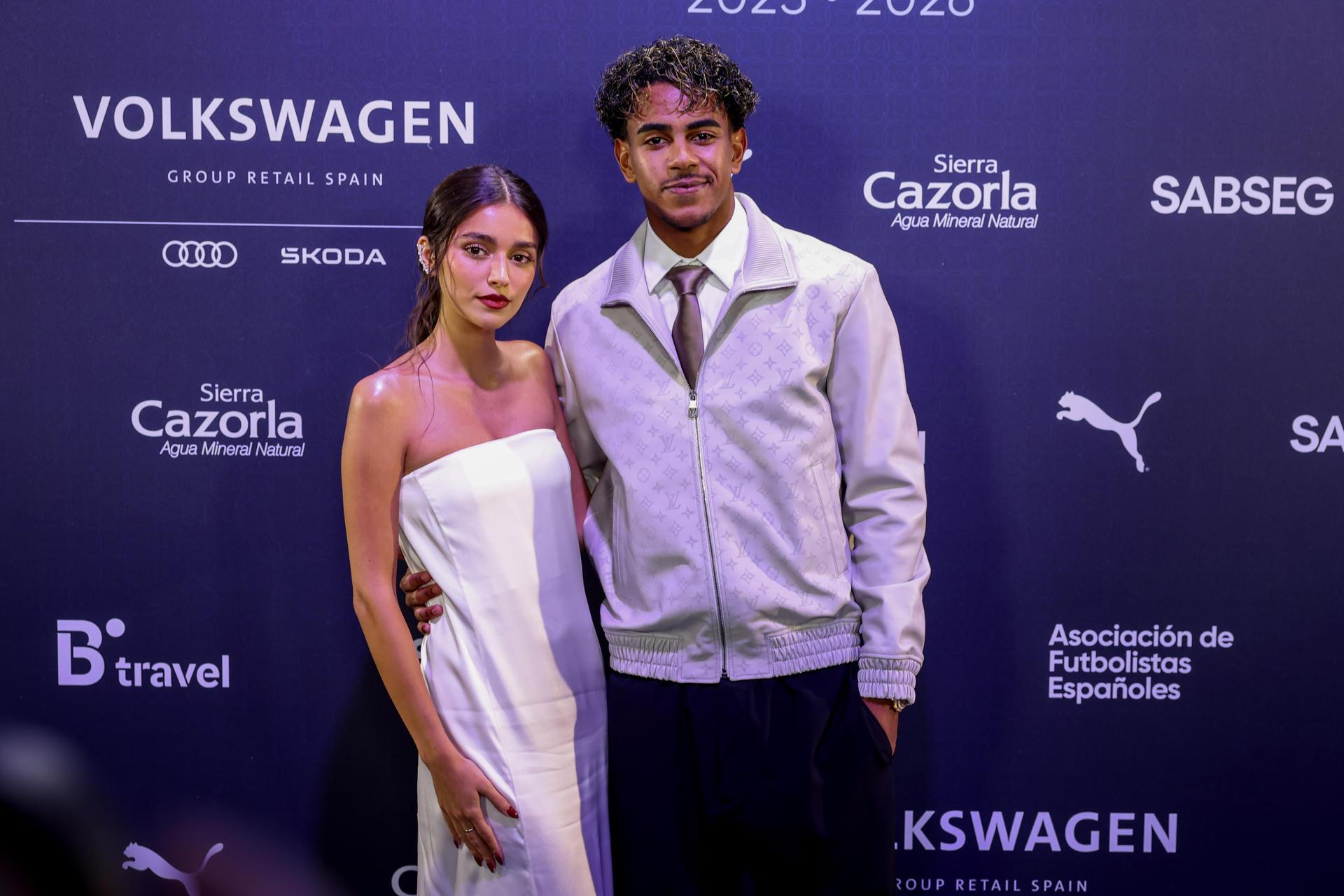 Lamine Yamal y su novia Inés García posan en la Gala anual de entrega de los Premios de la Asociación de Futbolistas Españoles (AFE).