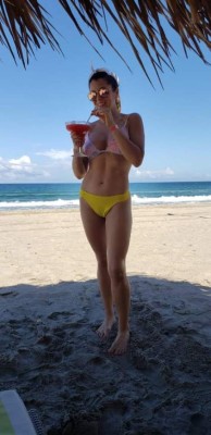 Las sensuales vacaciones de la pareja de Jonathan Rougier en Honduras