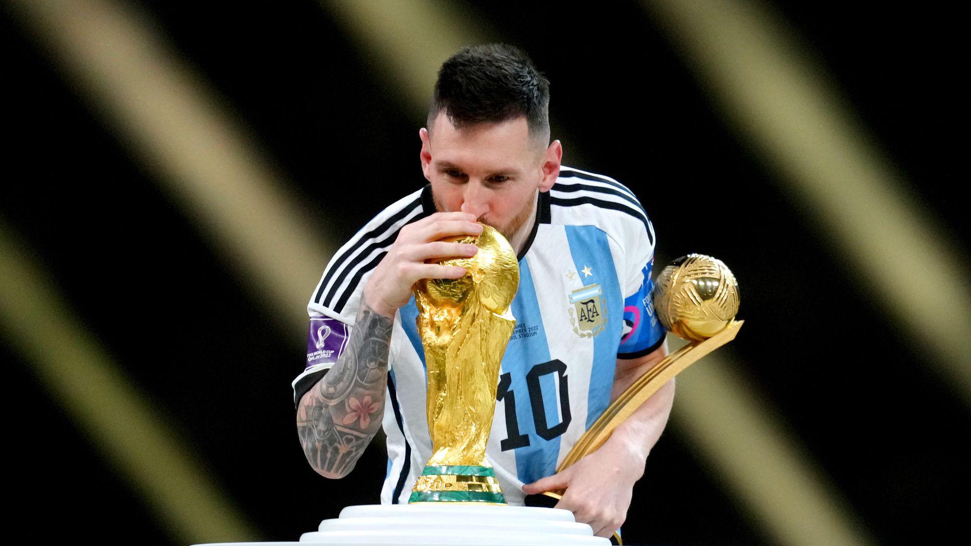 Messi besando la Copa del Mundo que conquistó con Argentina en Qatar.