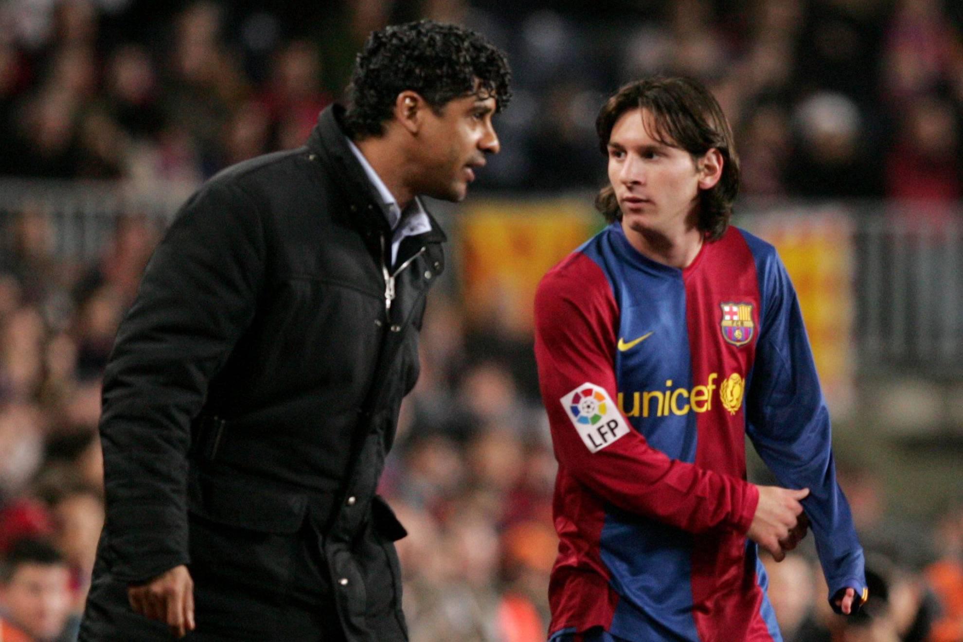 Rijkaard habla con Messi antes del cambio durante un partido del FC Barcelona.
