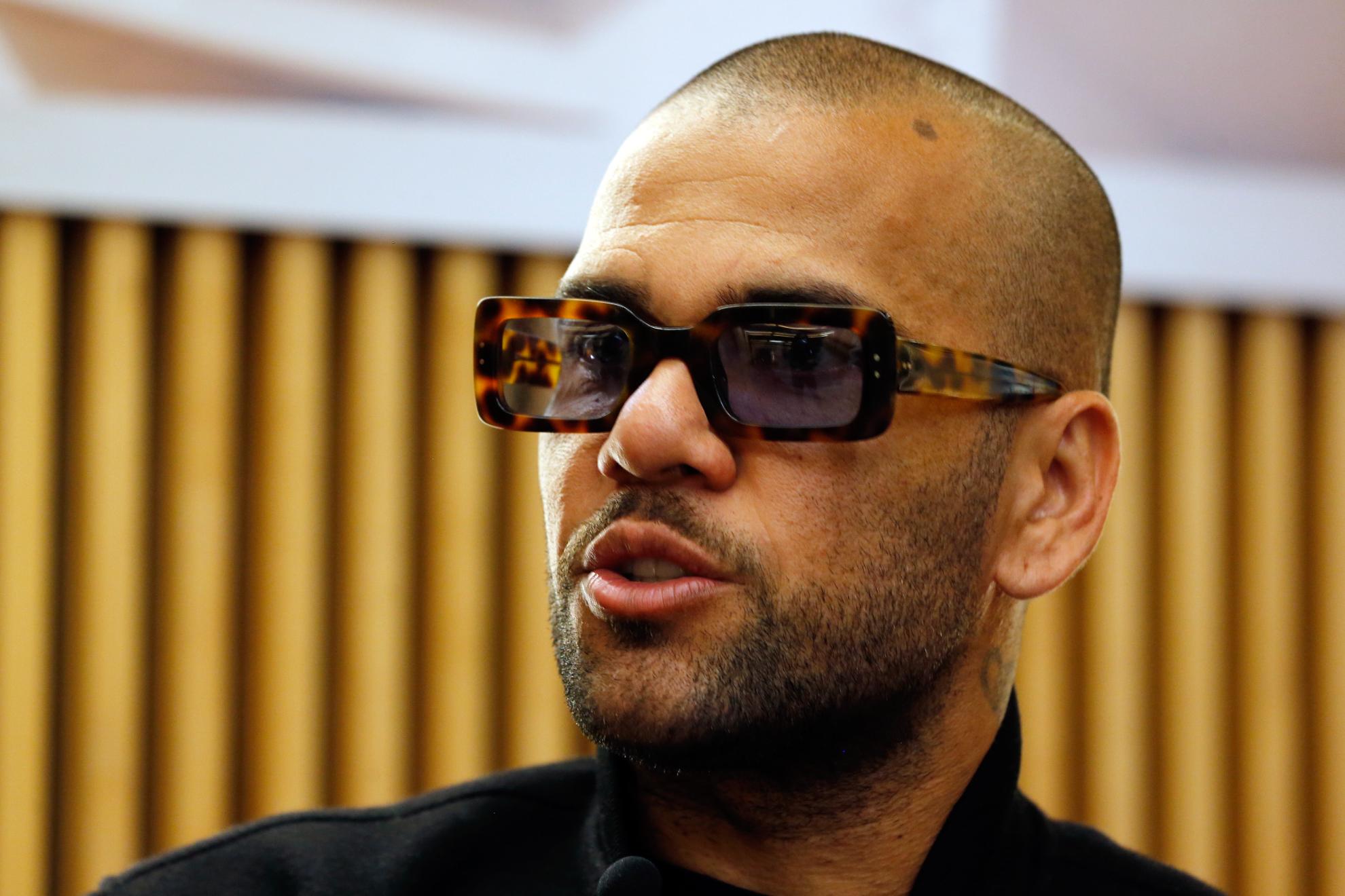 Dani Alves fue denunciado por una mujer que lo acusa de agredirla sexualmente.
