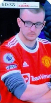 Insólito: ¡Aficionado del Manchester United demandaría al club porque le hicieron perder el cabello!