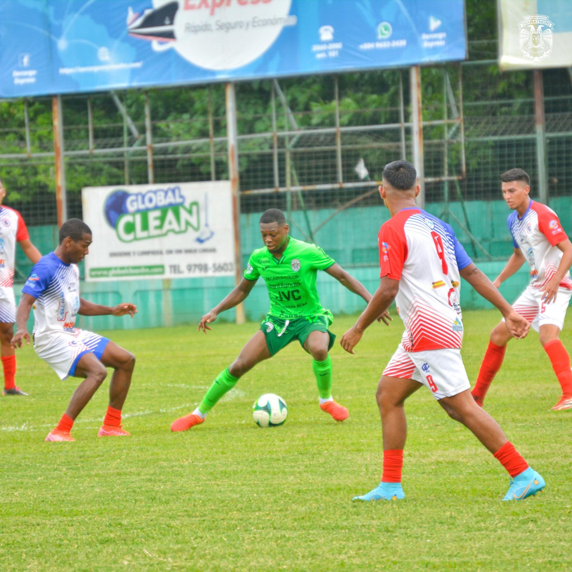 César Guillén durante uno de los juegos amistosos con el Marathón en el estadio Yankel Rosenthal de San Pedro Sula. Foto Twitter.