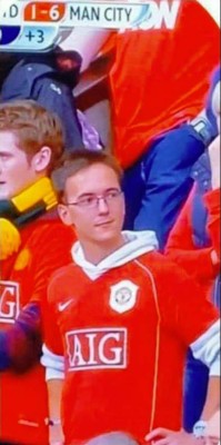 Insólito: ¡Aficionado del Manchester United demandaría al club porque le hicieron perder el cabello!