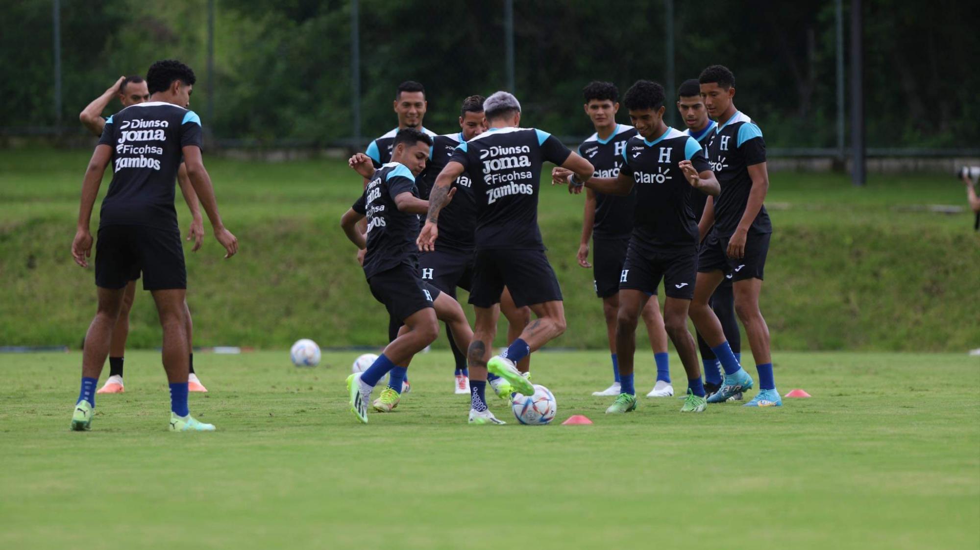 Honduras convocó a 15 legionarios para medirse México, pero dos han quedado fuera de la nómina.