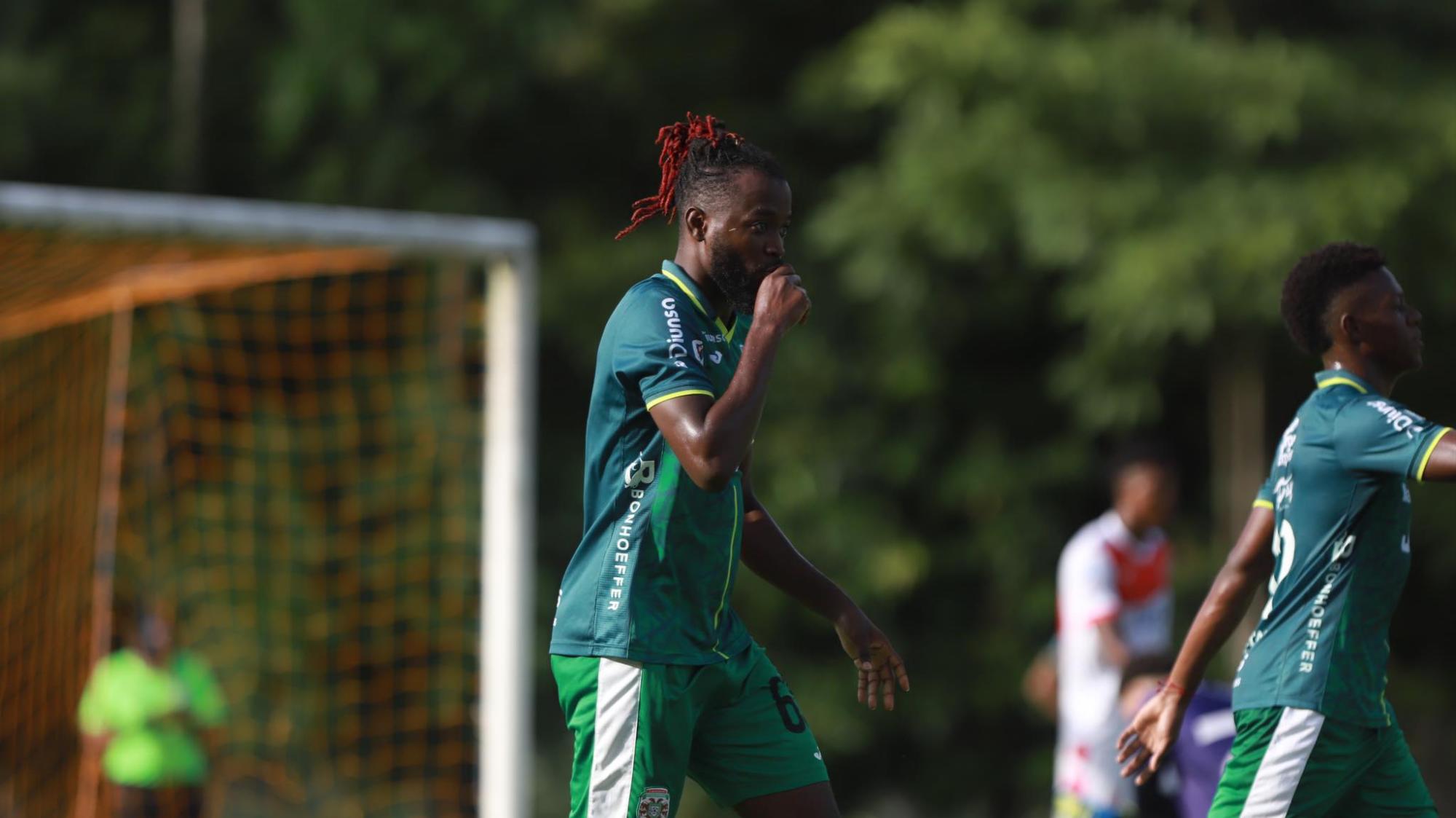 Solo tres minutos le bastaron al ‘Virus’ Martínez para anotar en su debut con Marathón. FOTO: Mauricio Ayala