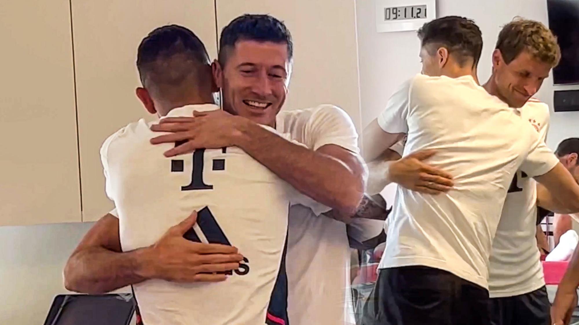 ¿Les dio regalos? Lewandowski viaja a Múnich para despedirse del Bayern y revela cómo fue el adiós: ‘‘Ha sido triste’’