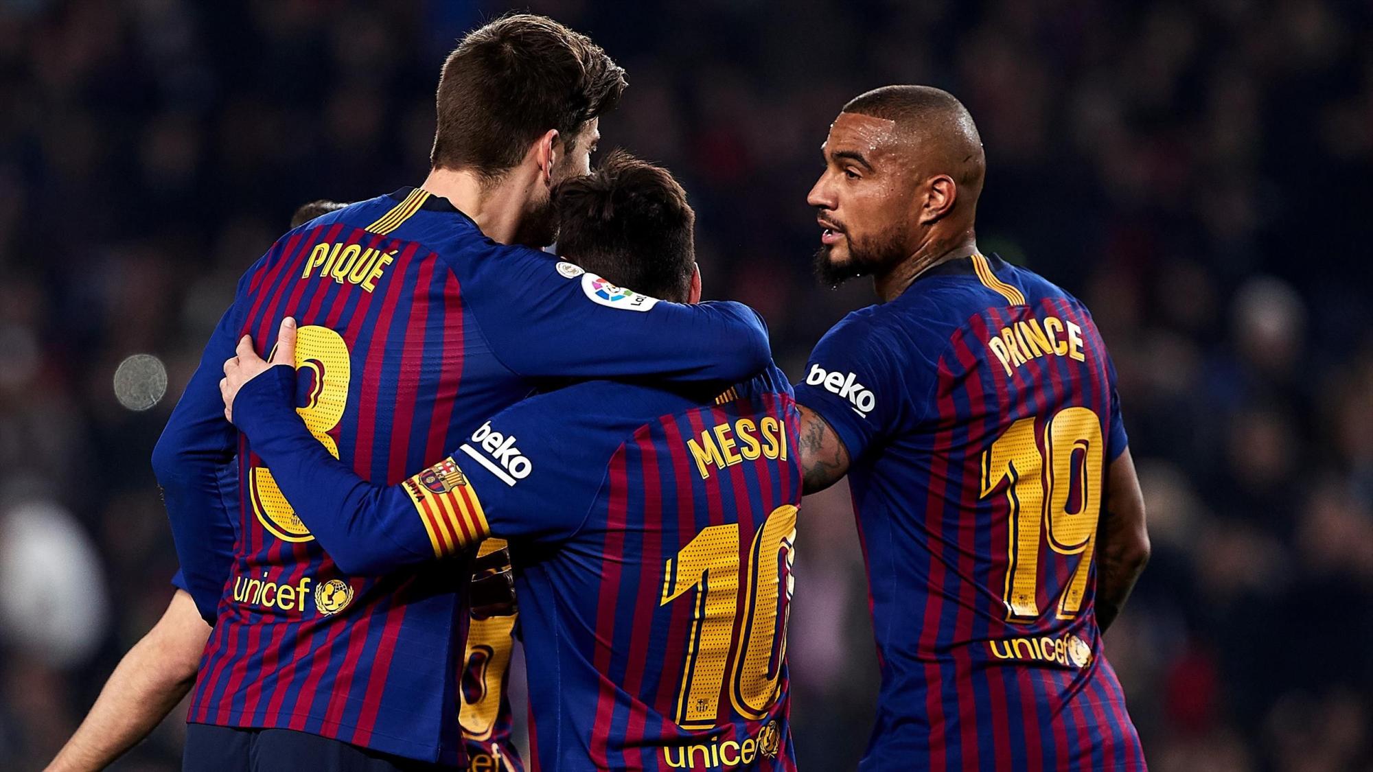 Prince Boateng celebrando con Messi y Piqué cuando fueron compañeros en Barcelona.