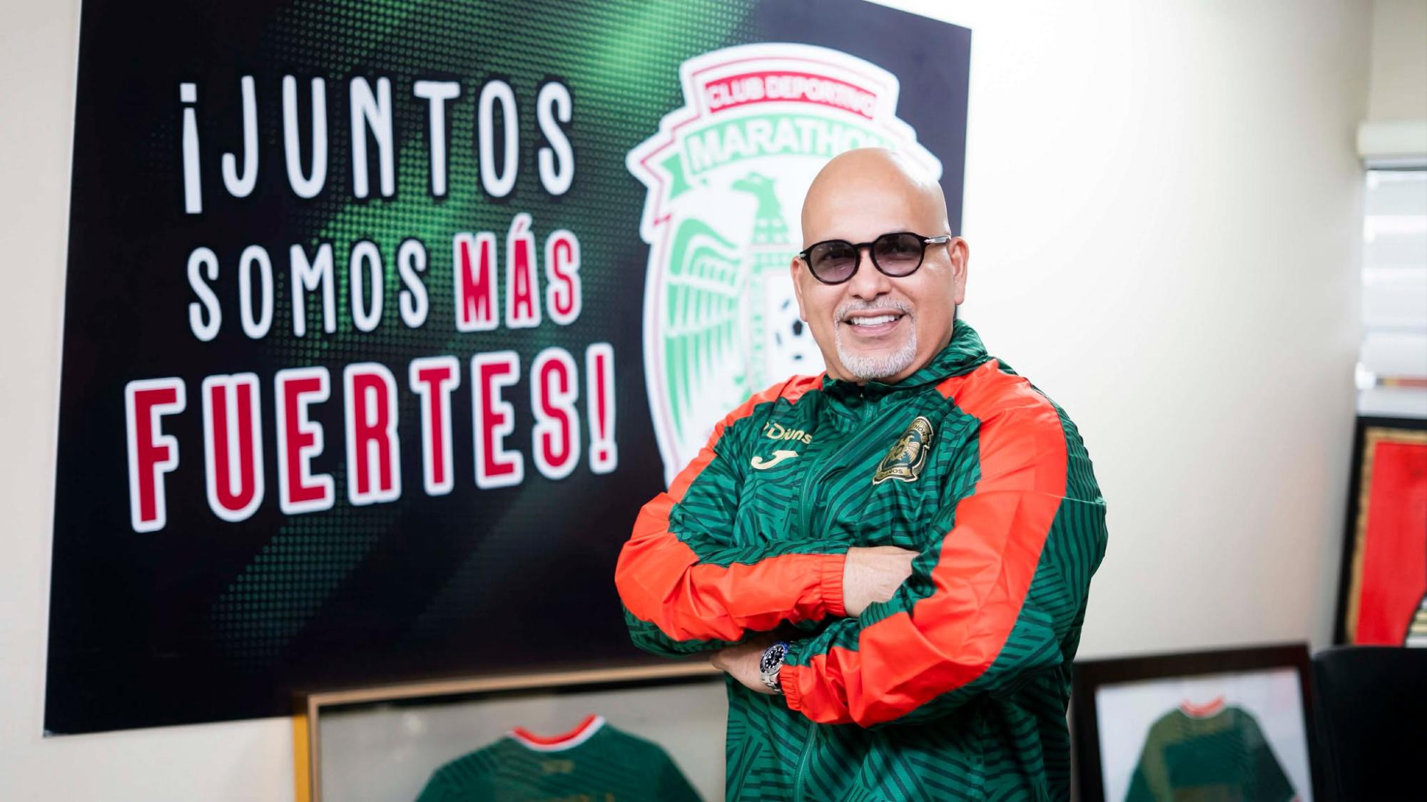 Orinson Amaya posando para el lente de DIEZ en su oficina, donde salen las ideas para mejorar al monstruo. FOTOS: Mauricio Ayala / DIEZ.HN