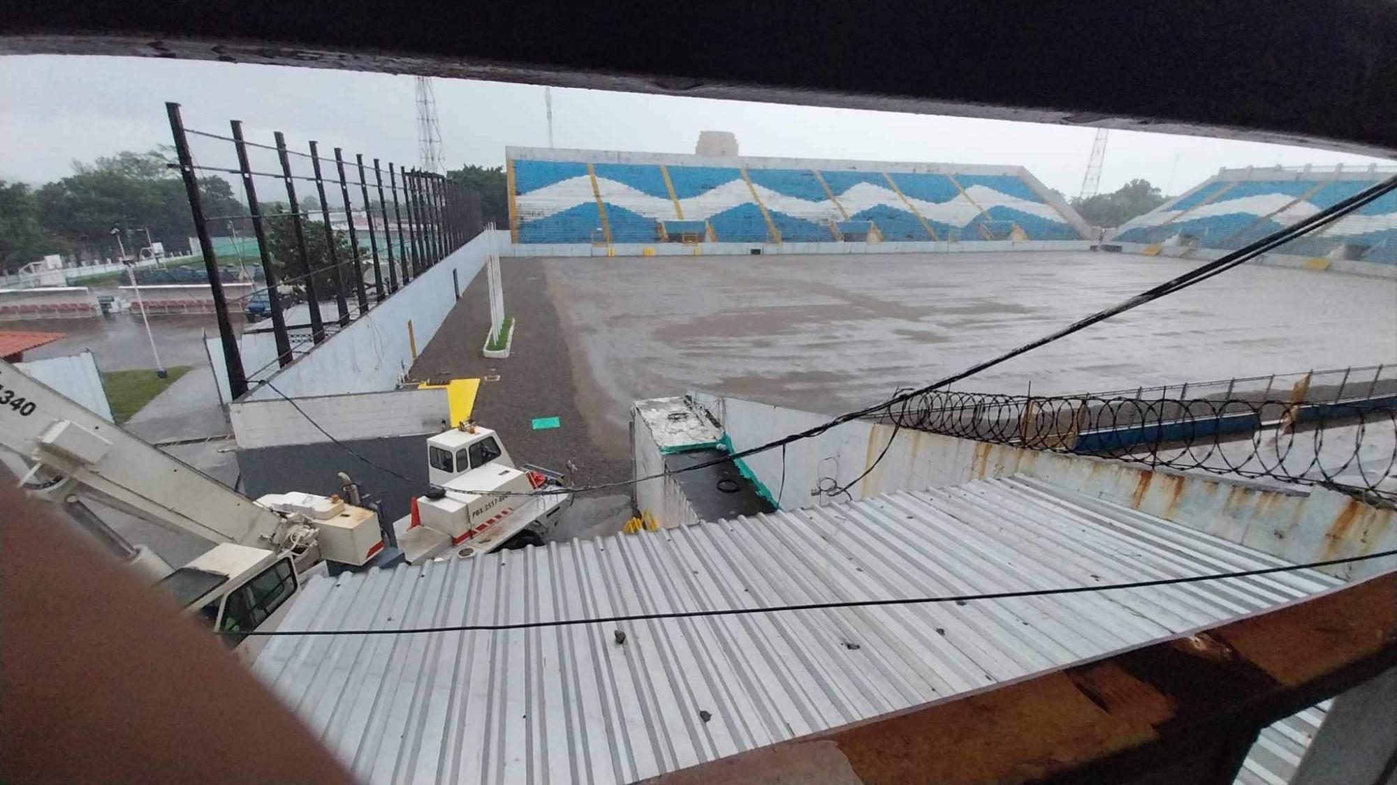 Así se encuentra la cancha del Estadio Morazán. En los próximos días inicia la instalación del césped híbrido.