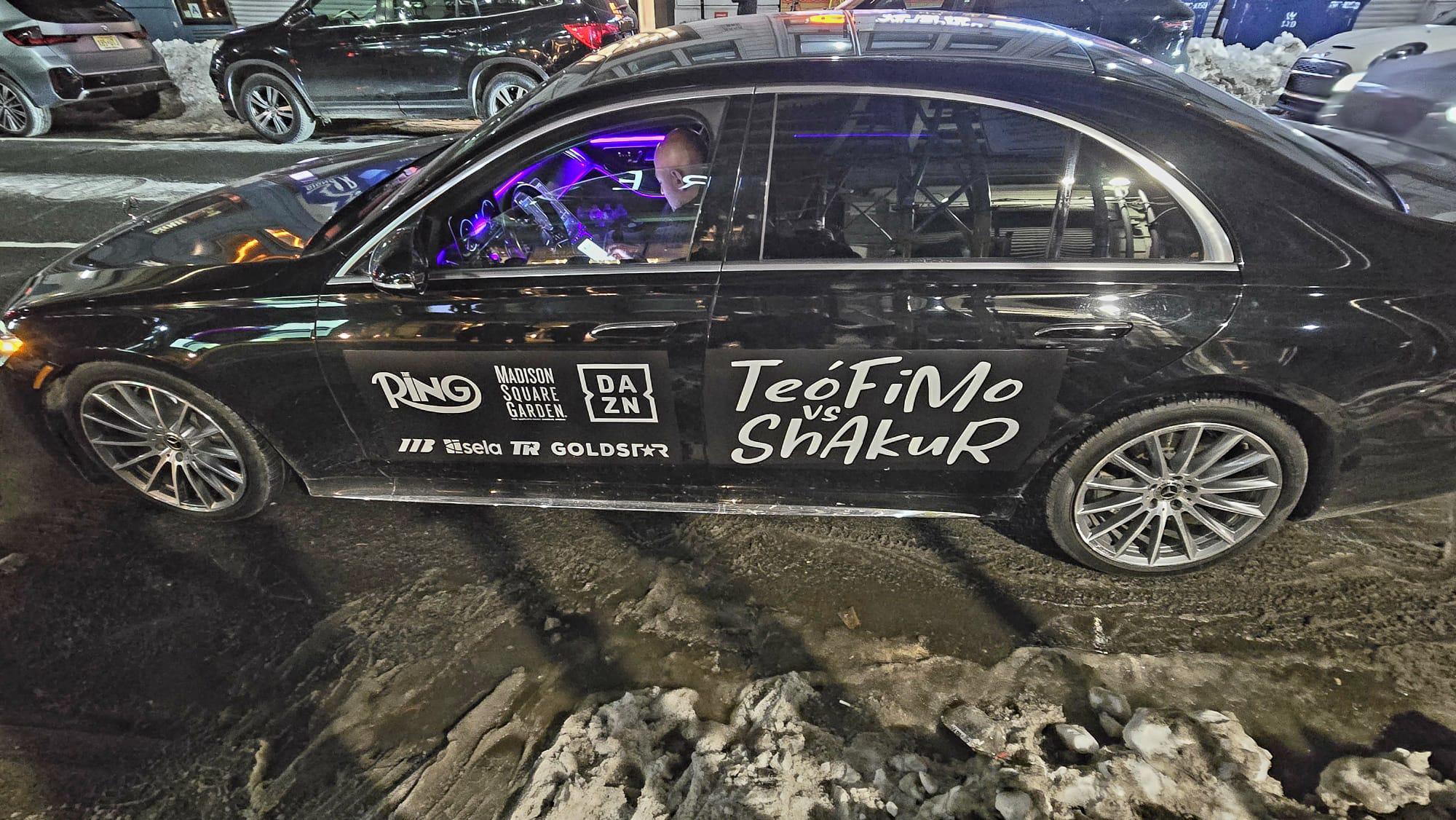 Los vehículos de New York promocionando el gran combate de este sábado 31 de enero. Foto Ángel Muñoz.