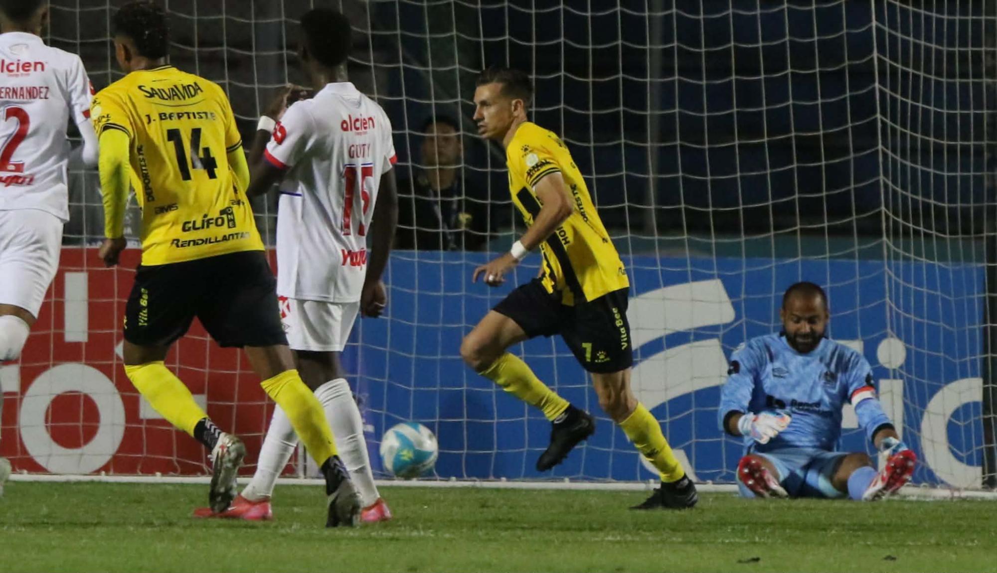 Momento de la anotación de Ritacco frente al Olimpia.