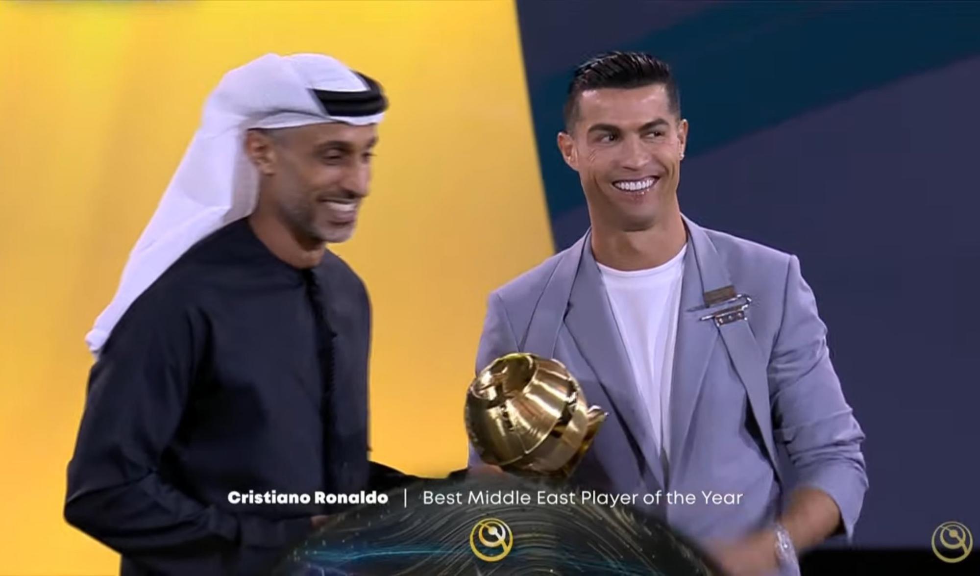 Cristiano Ronaldo recibiendo el premio al mejor futbolista de Medio Oriente en 2024.