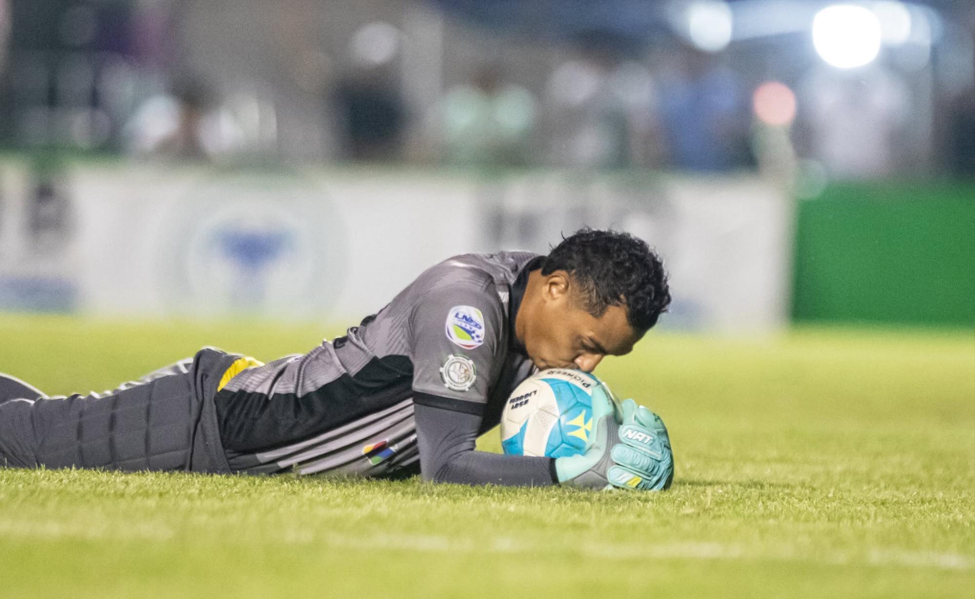 Mariano Pineda controla el balón ante una llegada de Marathón.