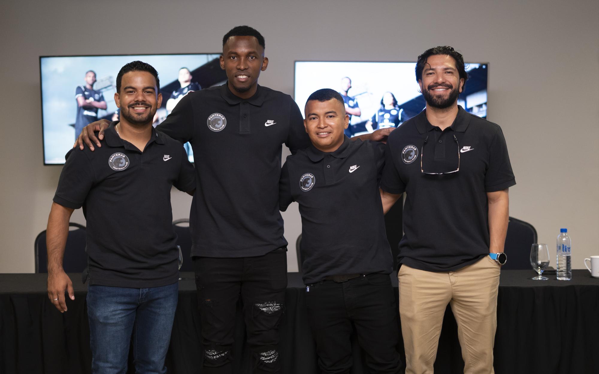 Ariel Ferrera (jefe de mercadeo), Alberth Elis, Enrique Amador (entrenador y presidente) y Daniel Solís (agente) en el lanzamiento el uniforme Nike de Panteras. FOTO: Mauricio Ayala