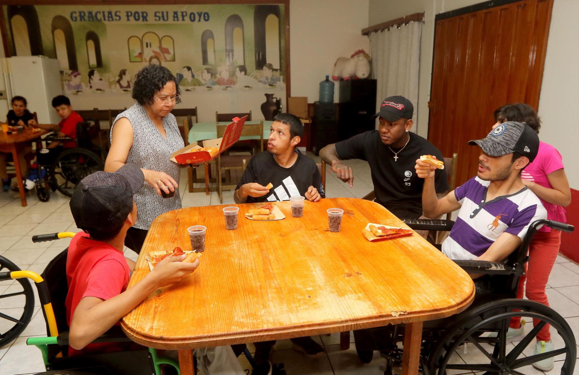 Romell Quioto regaló comida y pasó la mañana del lunes en una casa hogar de Tegucigalpa. FOTO: Alex Pérez