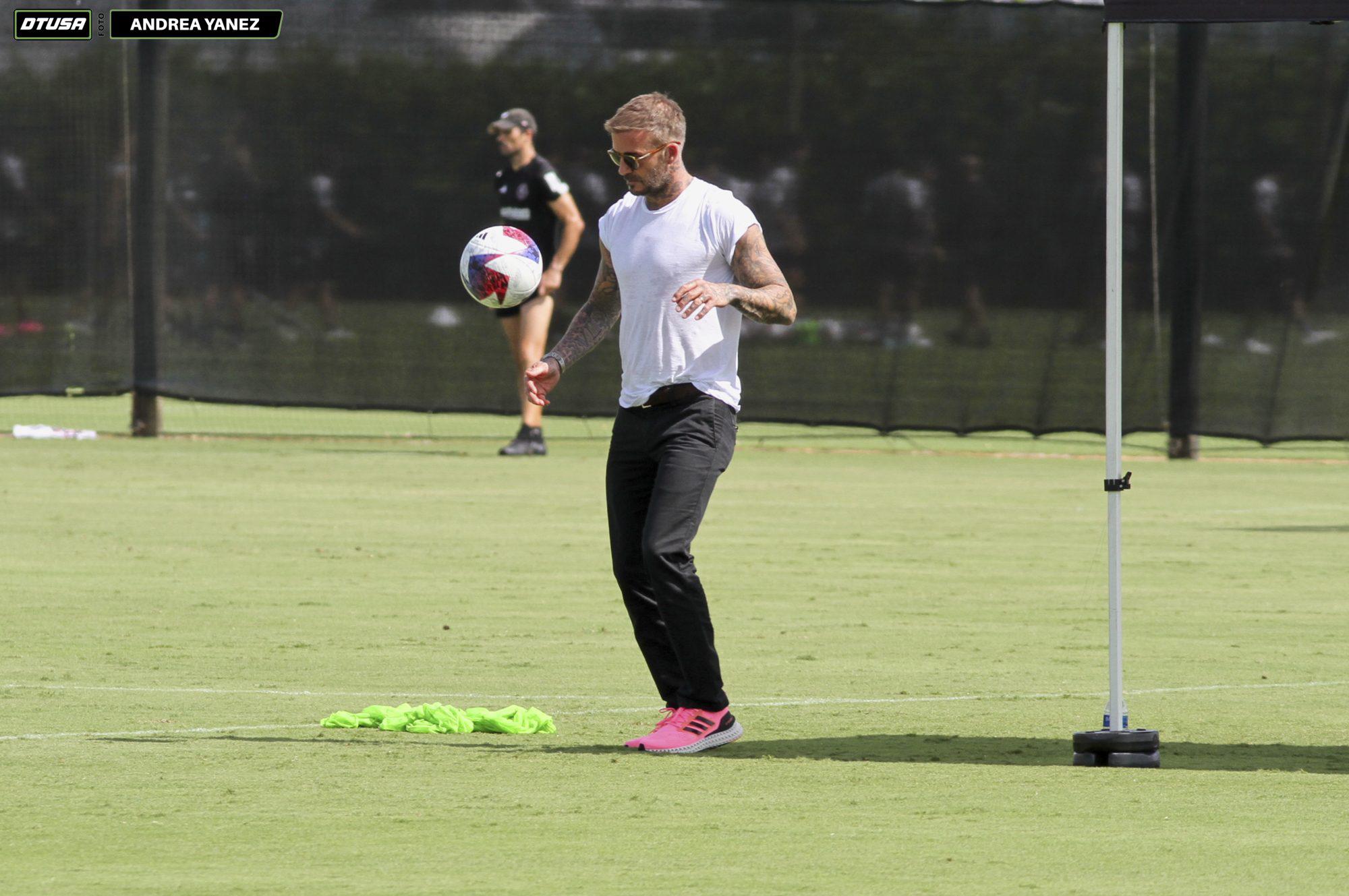 A la espera de Messi, David Beckham apareció en el entrenamiento del Inter Miami y se divertió haciendo dominadas. FOTO: Deportes Total