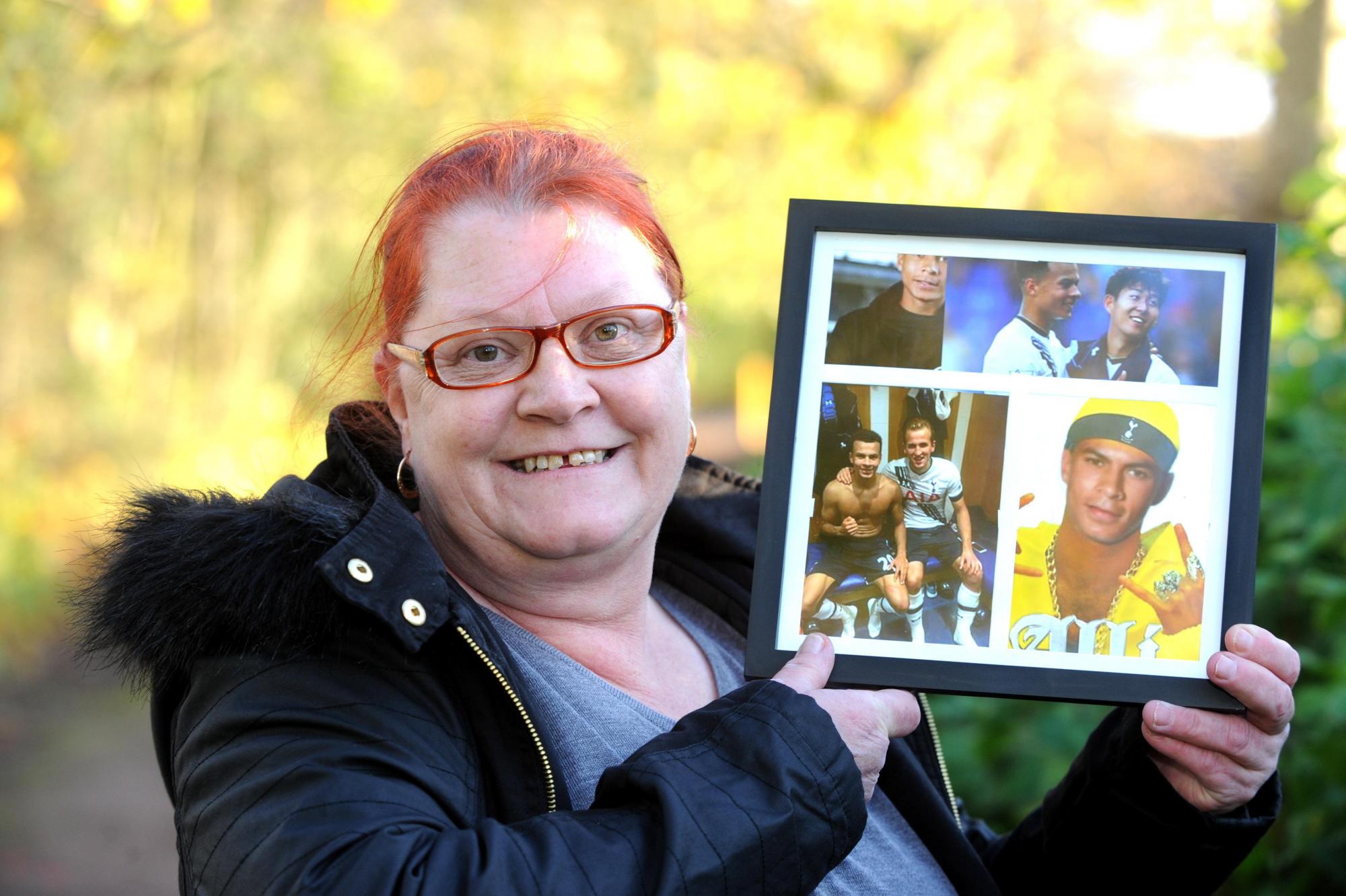 Deni Alli tiene varias fotografías de Dele en su paso por el Tottenham.