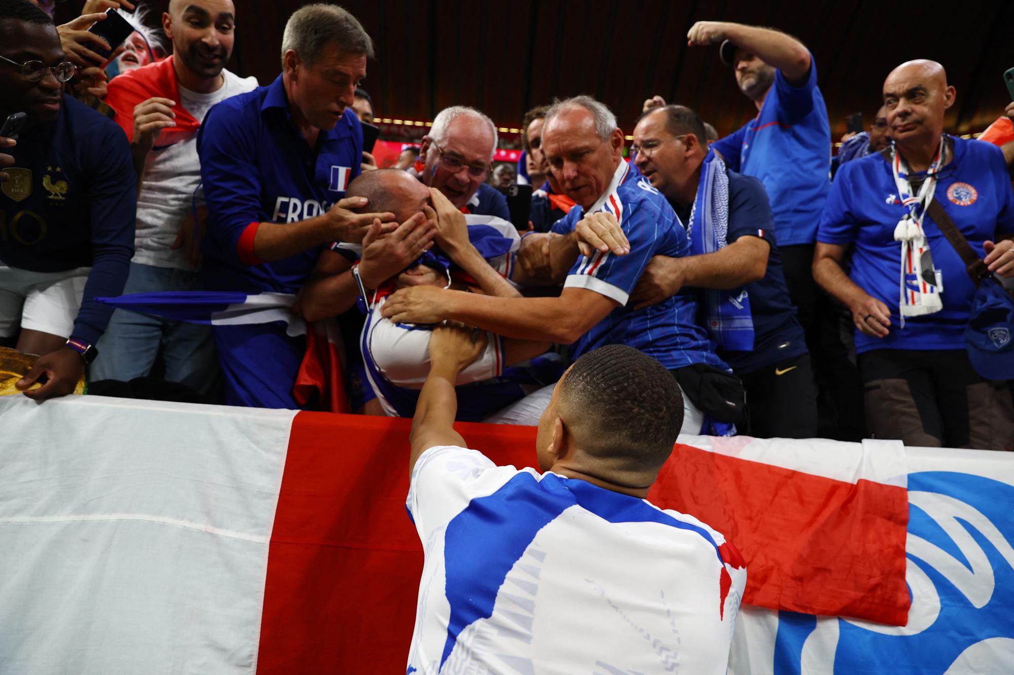 Mbappé soltó un balonazo en el Mundial que impactó en la cara de un hincha francés.