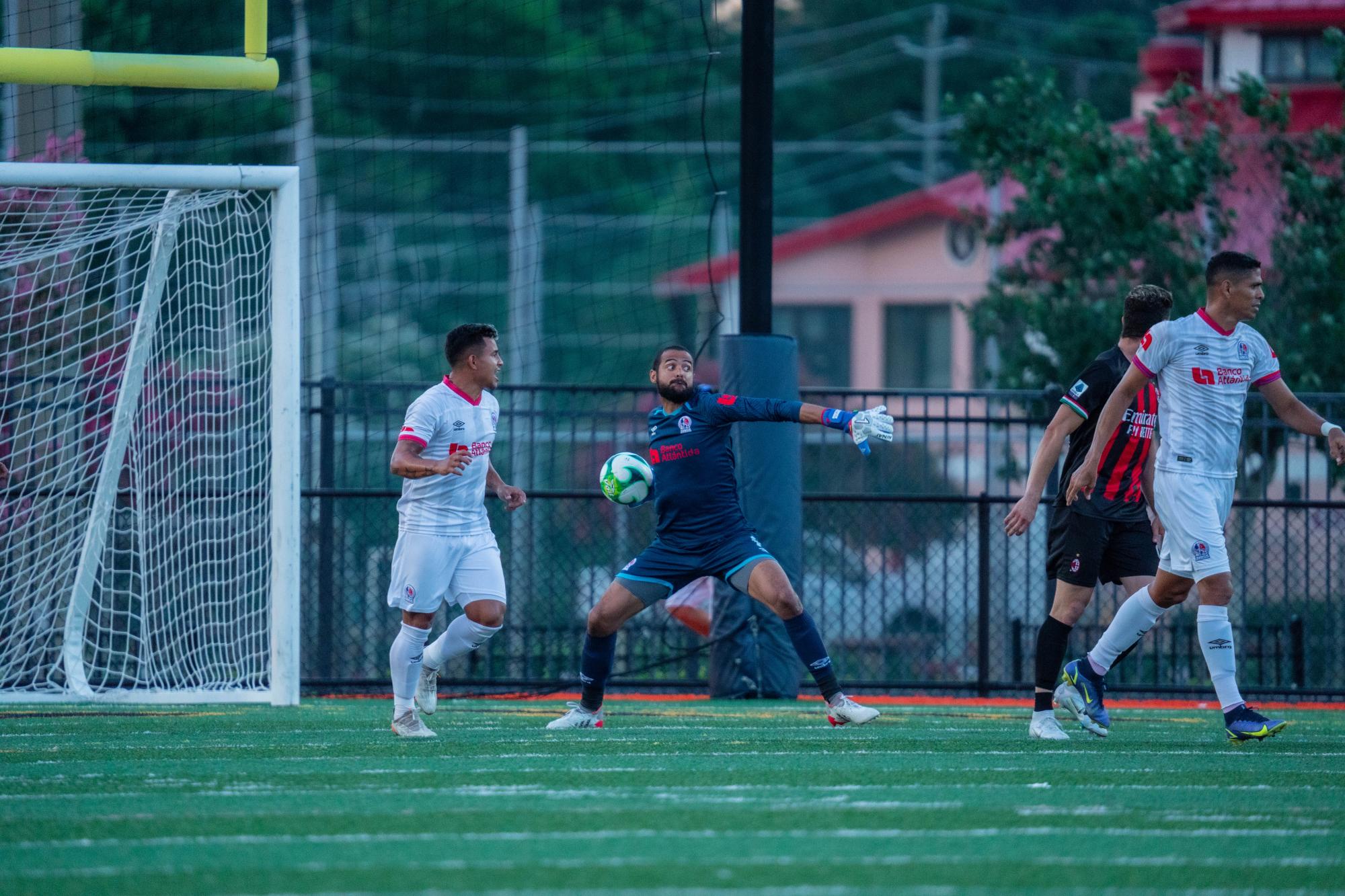 Edrick Menjívar salió de titular ante Savannah en el amistoso. (Foto cortesía Olimpia)