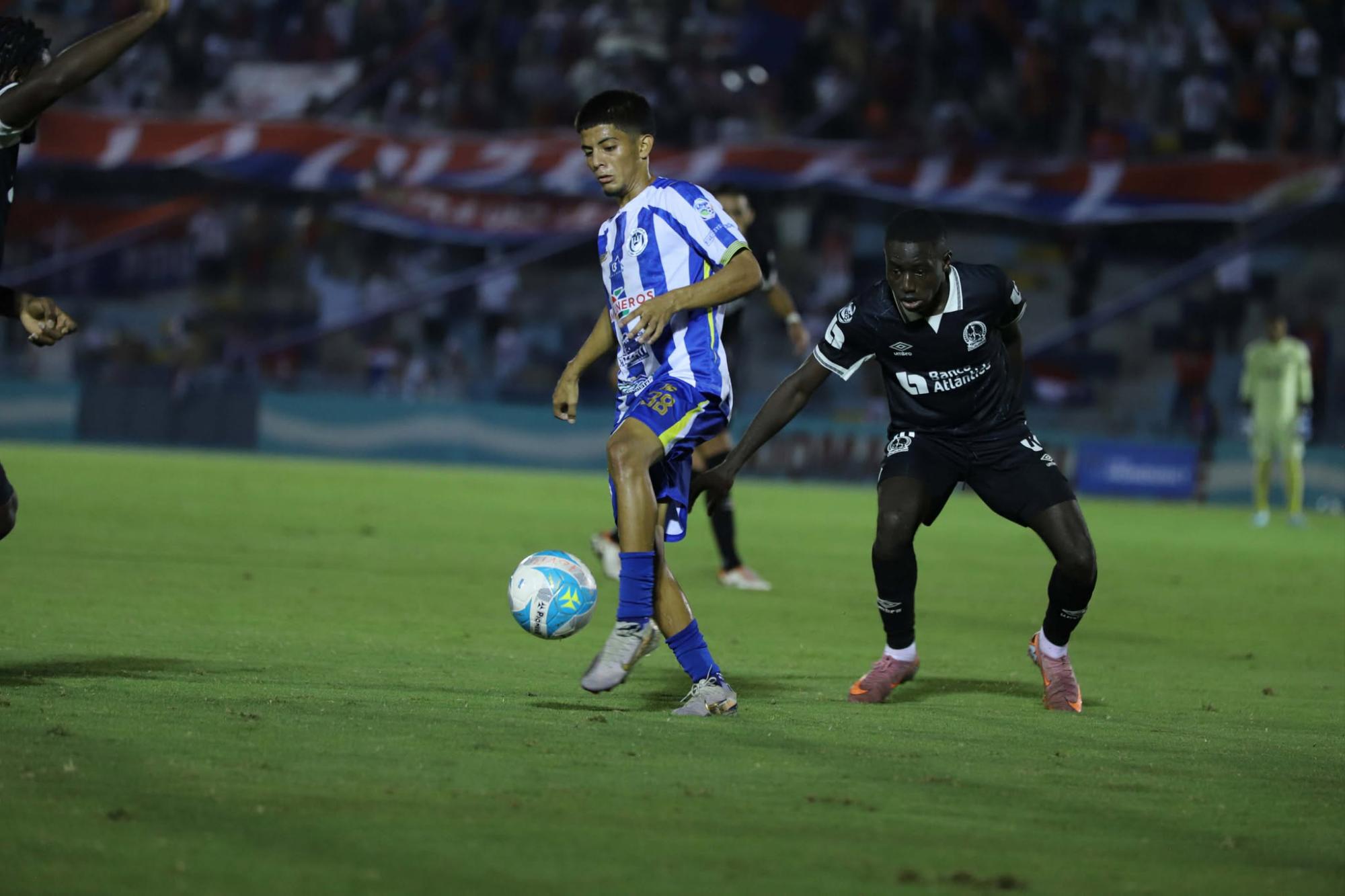 Luis Hernández es uno de los jugadores jóvenes que comienza a destacar en Victoria.