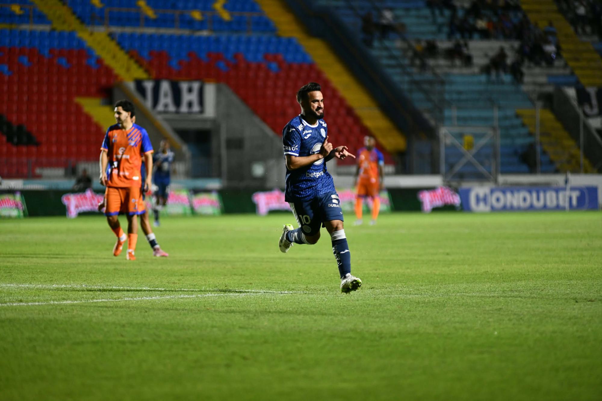 Droopy Gómez celebrando su anotacióncontra UPNFM.