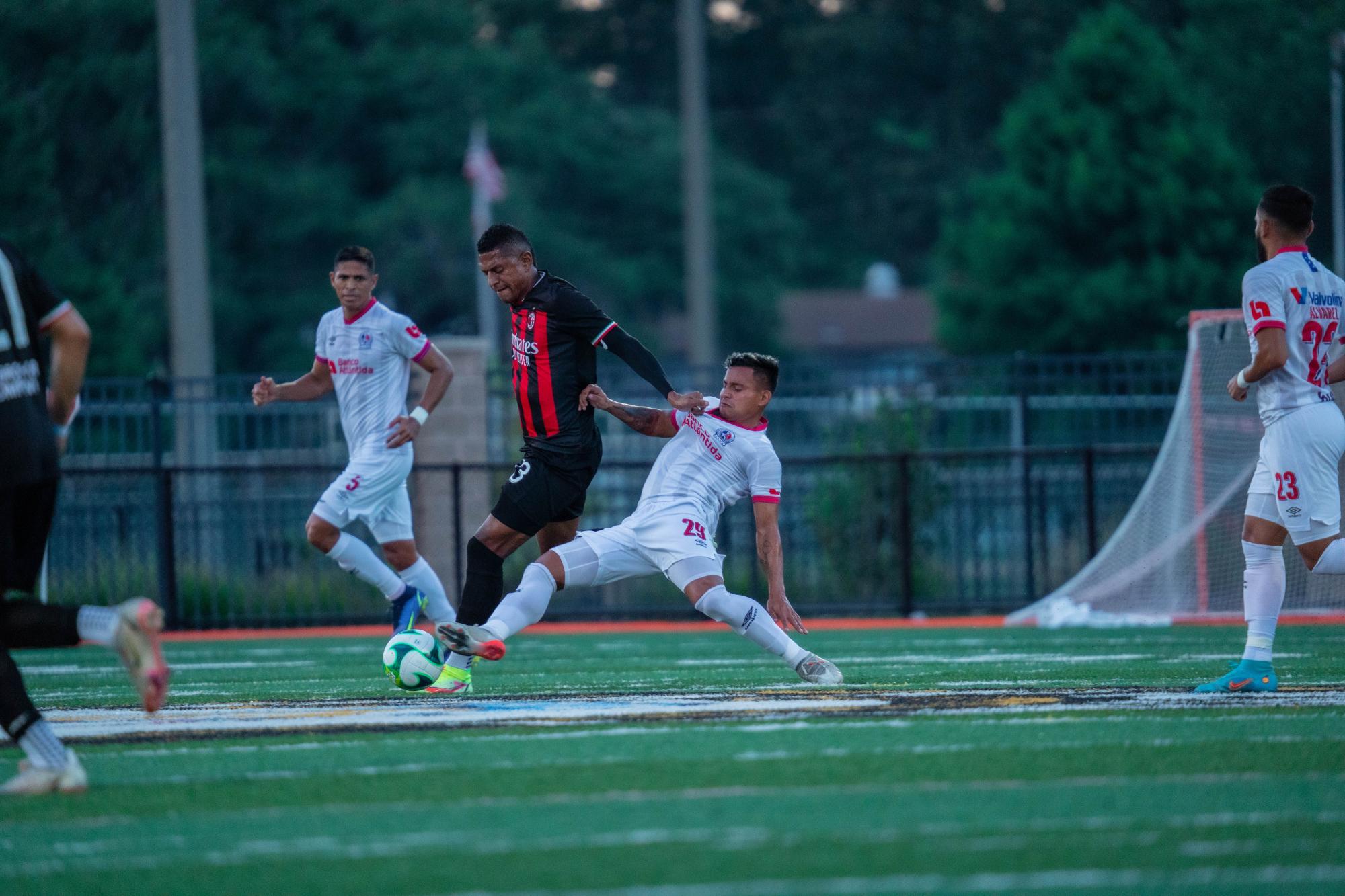 Carlo Costly intenta quitarse la marca del ‘Patón’ Mejía. (Foto cortesía Olimpia)