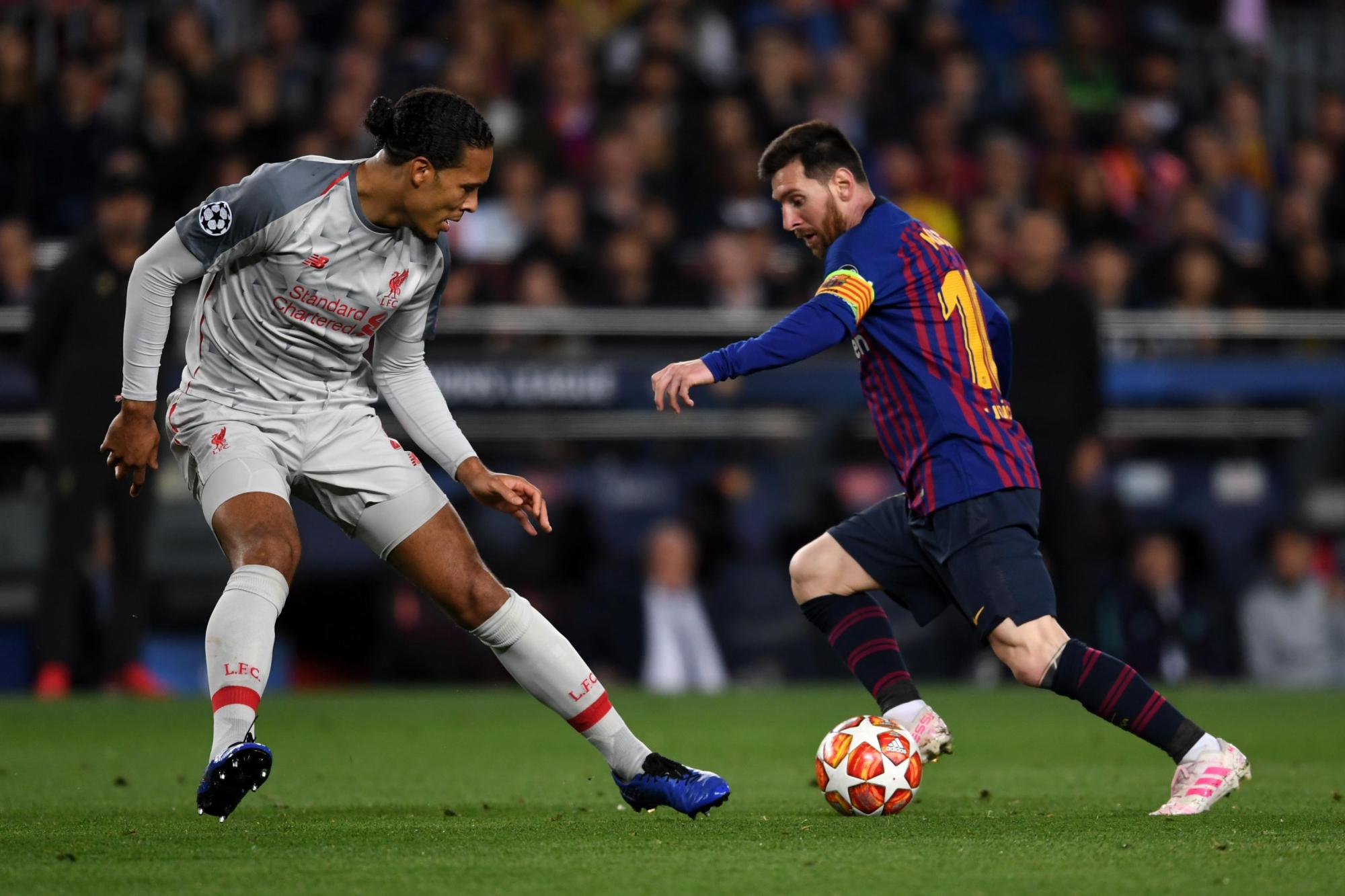 Messi enfrentando a Van Dijk en un Barcelona-Liverpool de la Champions League.