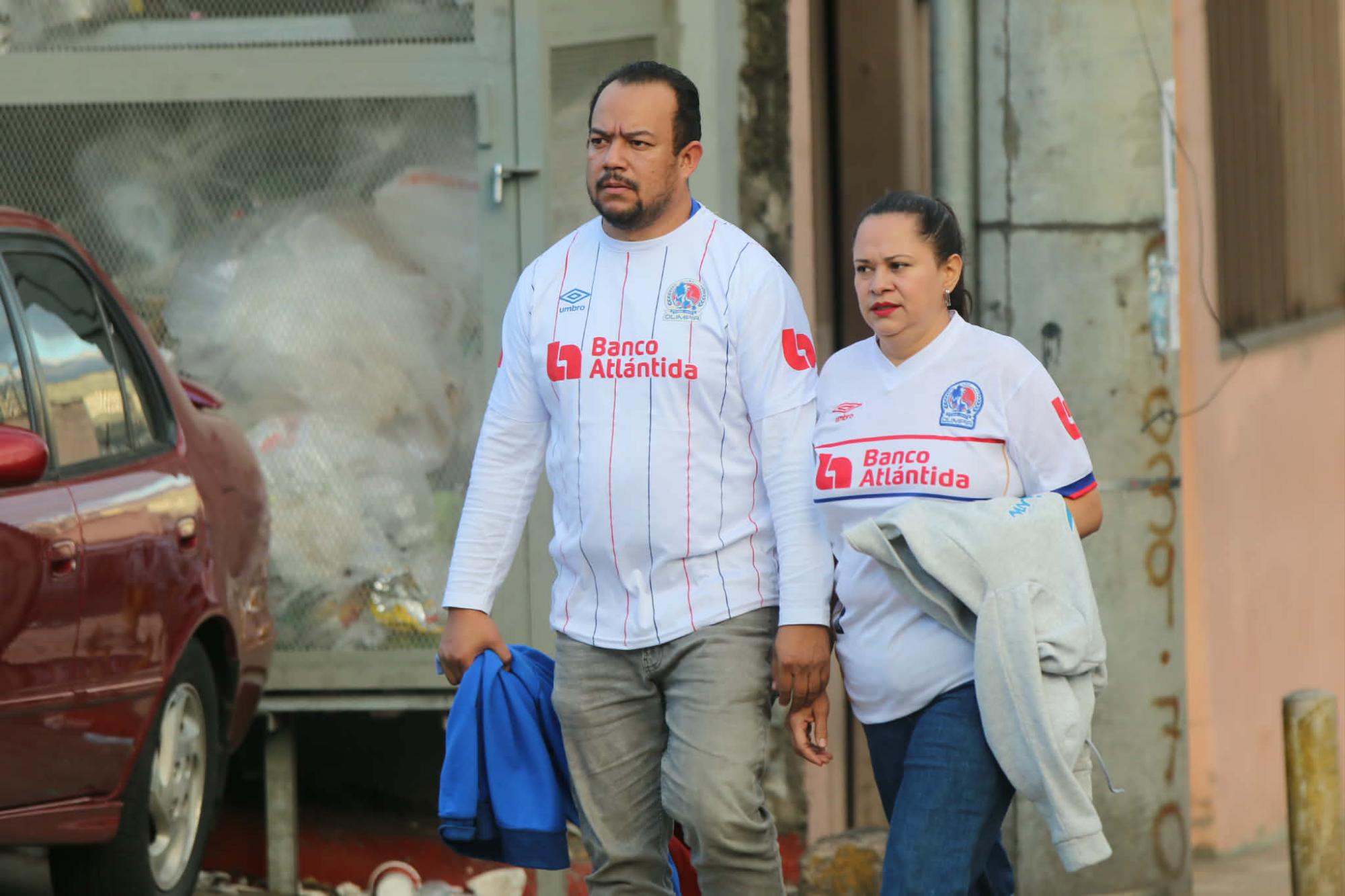 Poco a poco los aficionados del Olimpia están llegando al escenario deportivo. Foto Marvin Salgado.
