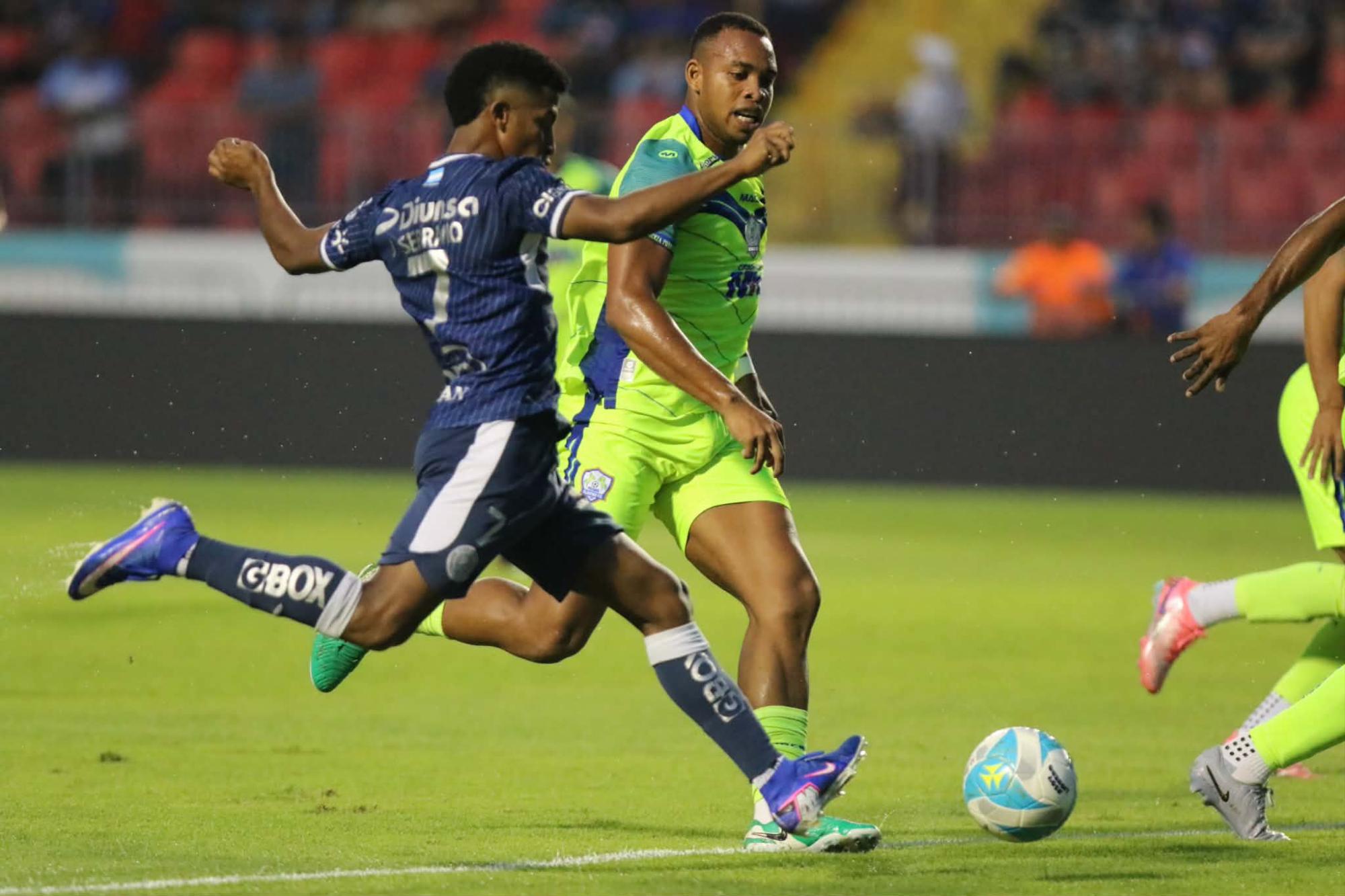 Jorge Serrano remata y el meta Gerson Argueta le quitó el gol.