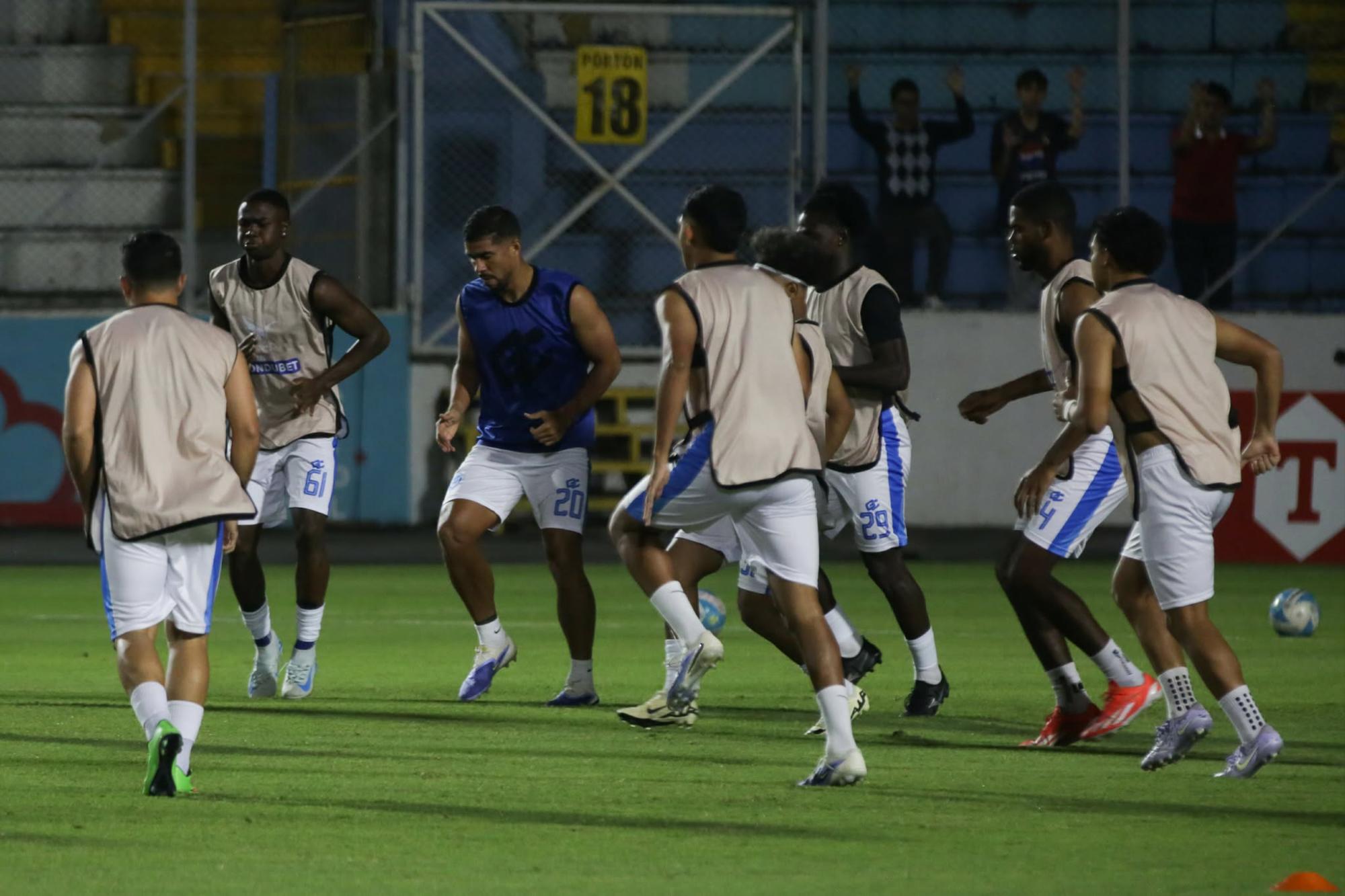 Los futbolistas del Victoria realizando el ejercicio previo al partido.