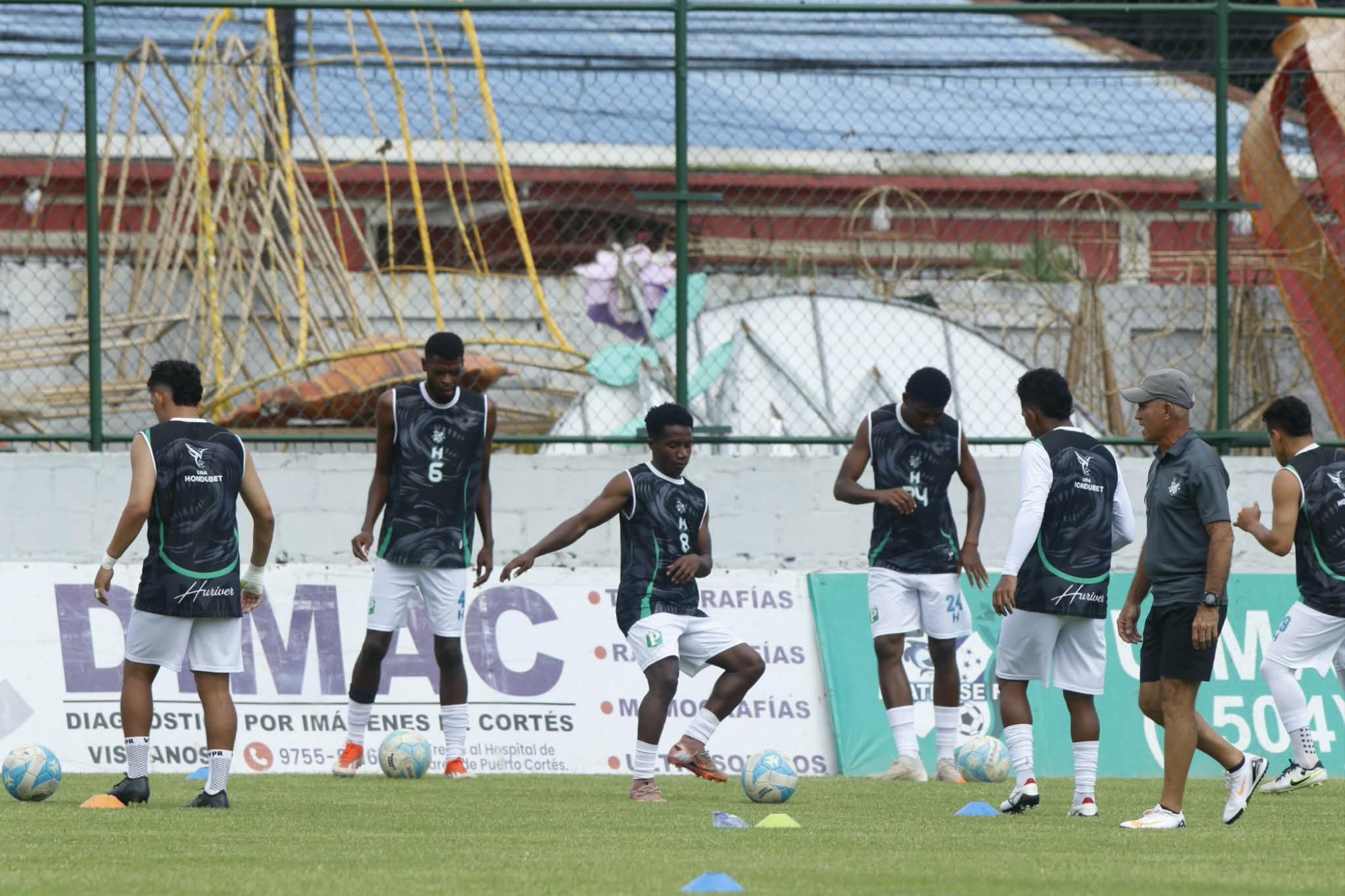 Platense en pleno entrenamiento previo al arranque del duelo.