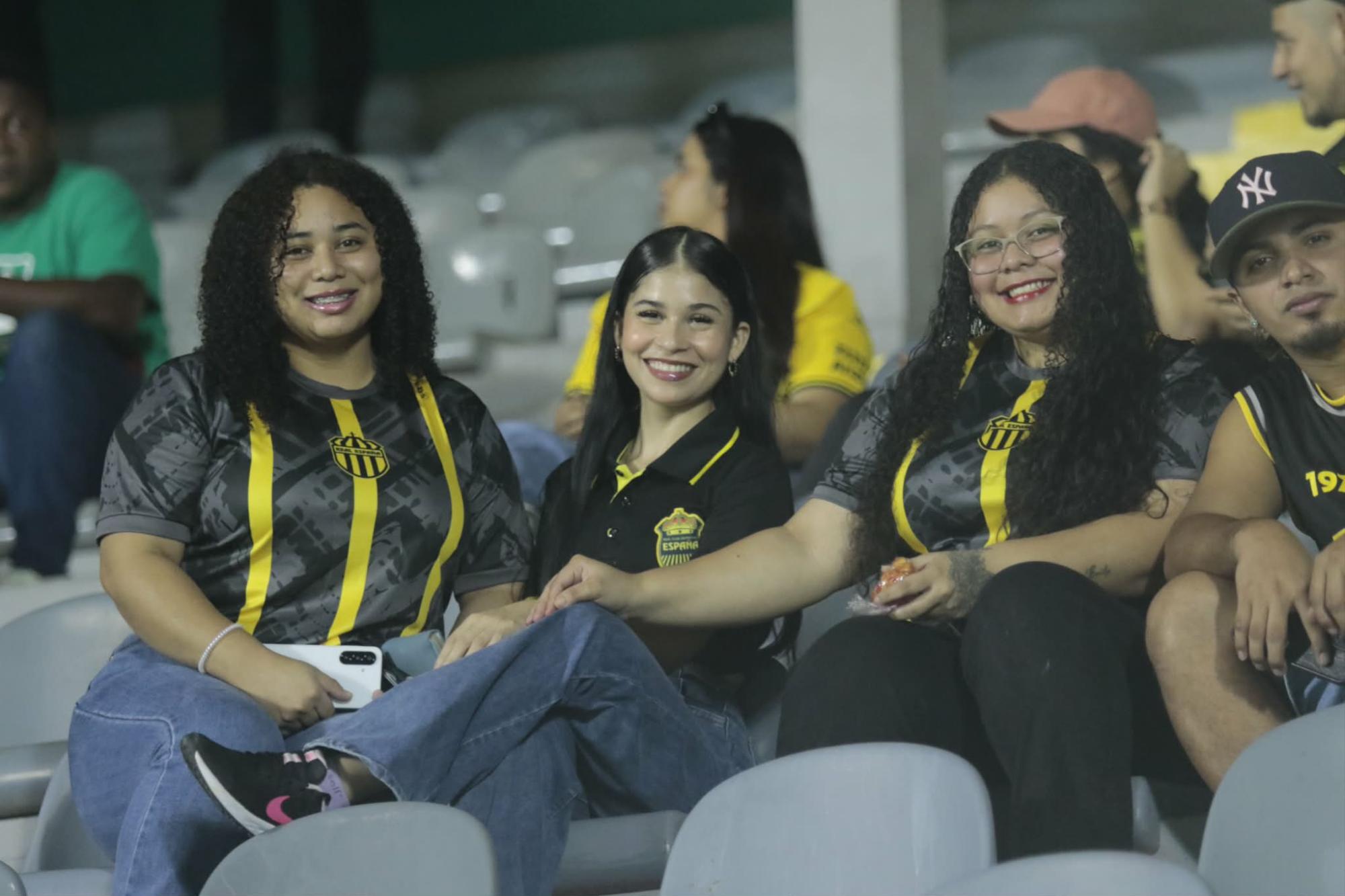 Hermosas aficionadas de Real España a la expectativa de su equipo. Foto Neptalí Romero.