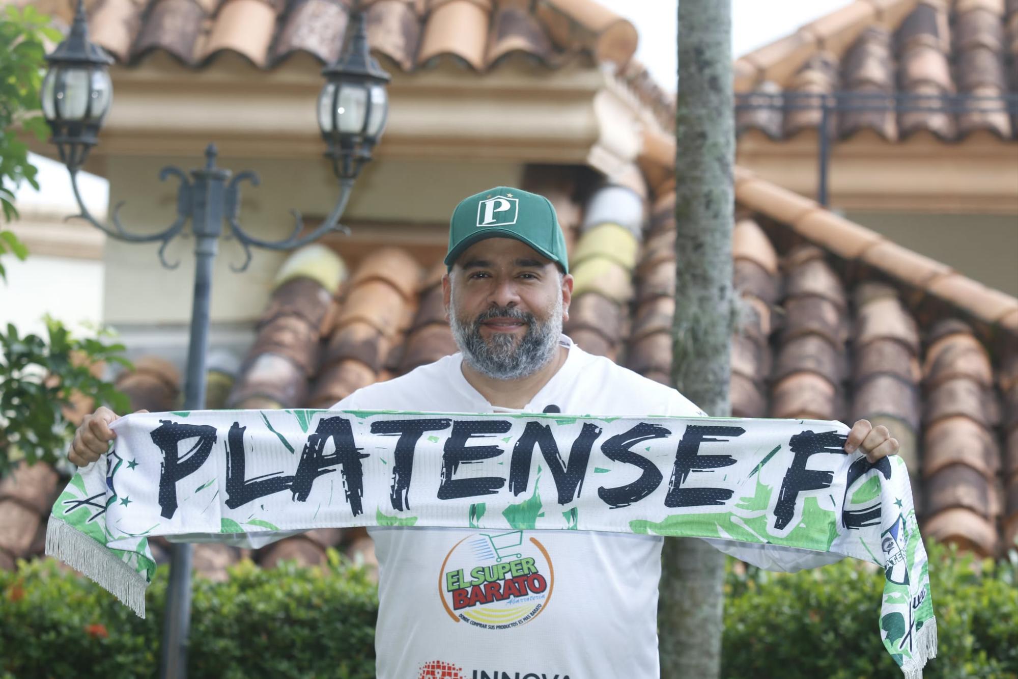 Christian Andrés muestra orgullo su bufanda del Platense. Foto Neptalí Romero.