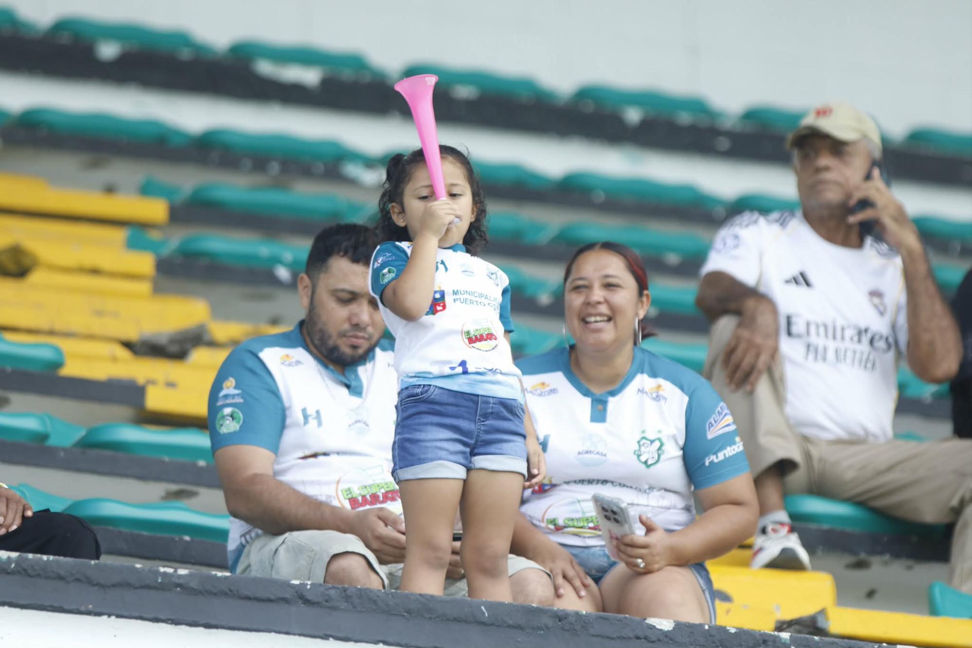 La pequeña platensista se lleva las miradas por su amor al club porteño.