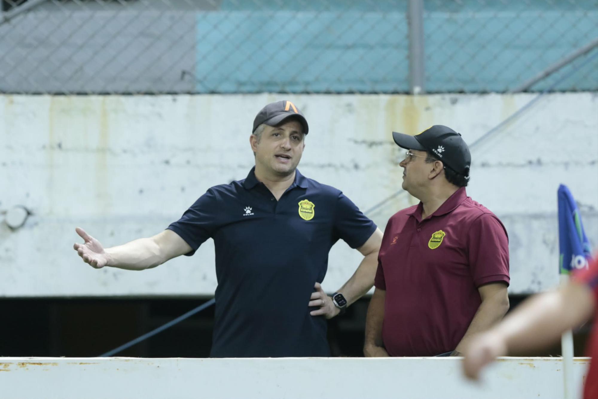 Elías Burbara, presidente de Real España, presente en el estadio Morazán para el debut. Foto Neptalí Romero.