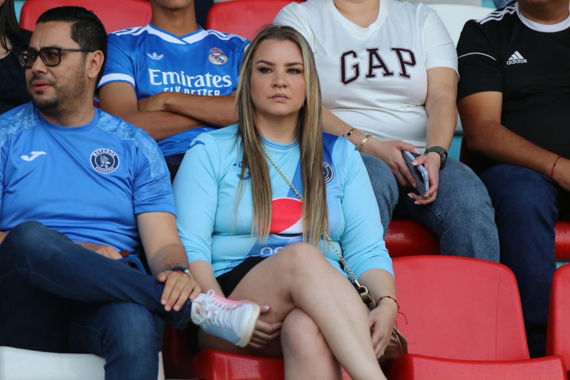 Lista para apoyar al Ciclón Azul y celebrar los goles.