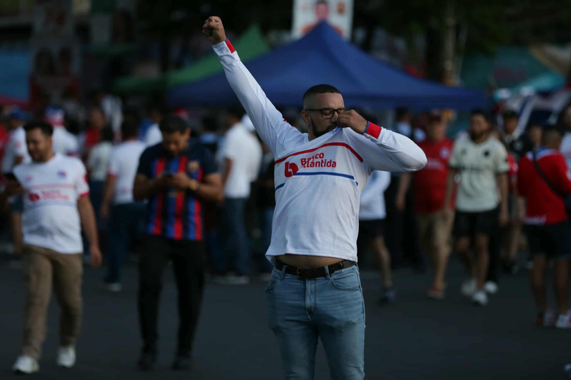 Los aficionados del Olimpia besando el escudo del club más laureado de Honduras. FOTO: Emilio Flores / DIEZ.HN
