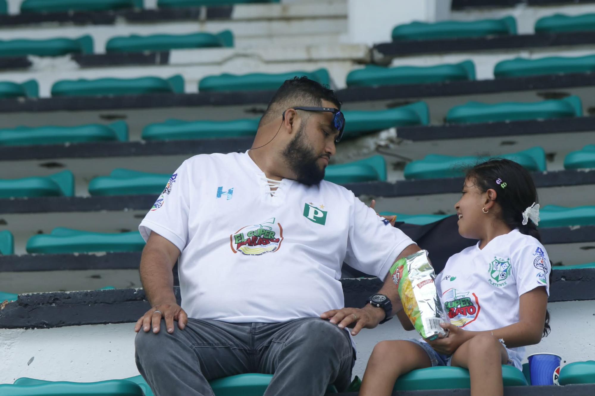El padre y su hija pasándola bien, enfocados en apoyar a su amado Platense.