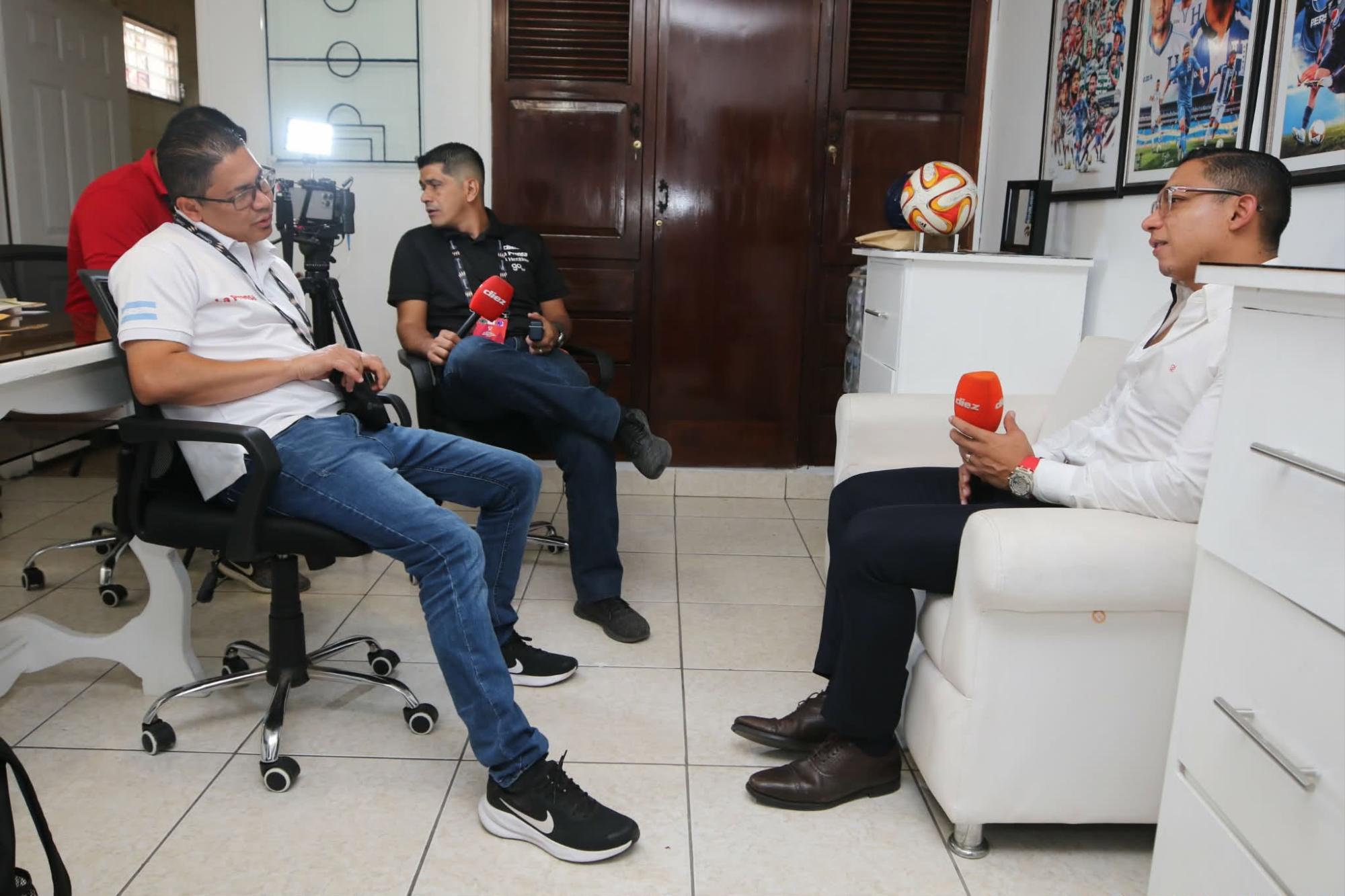 Erlin Varela y Carlos Castellanos fueron quienes realizaron la entrevista con Emilio Izaguirre.
