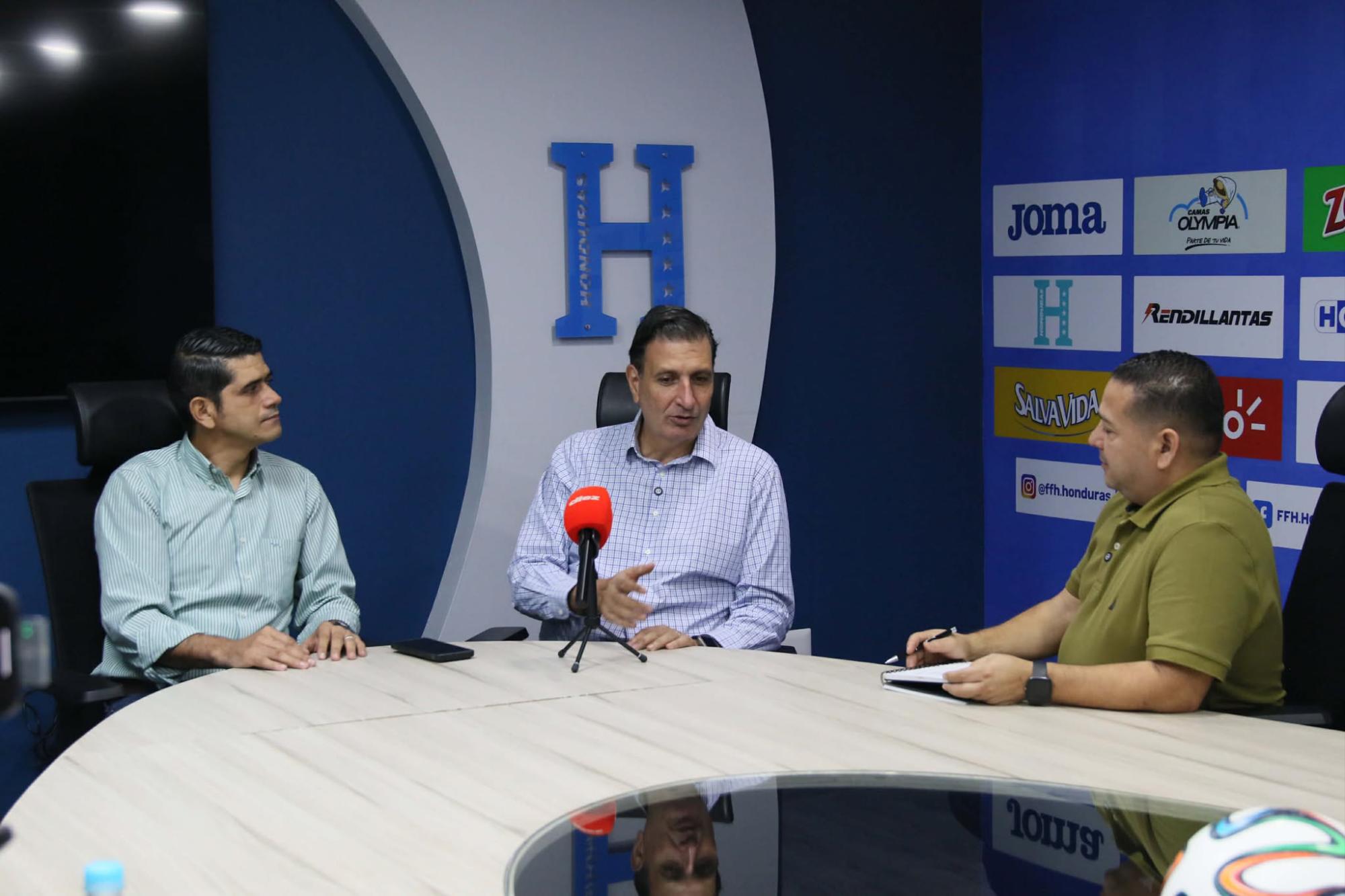 Jorge Salomón en entrevista con Nahúm Aguilar, jefe de deportes de Grupo Opsa y el periodista Carlos Castellanos. Foto Marvin Salgado.