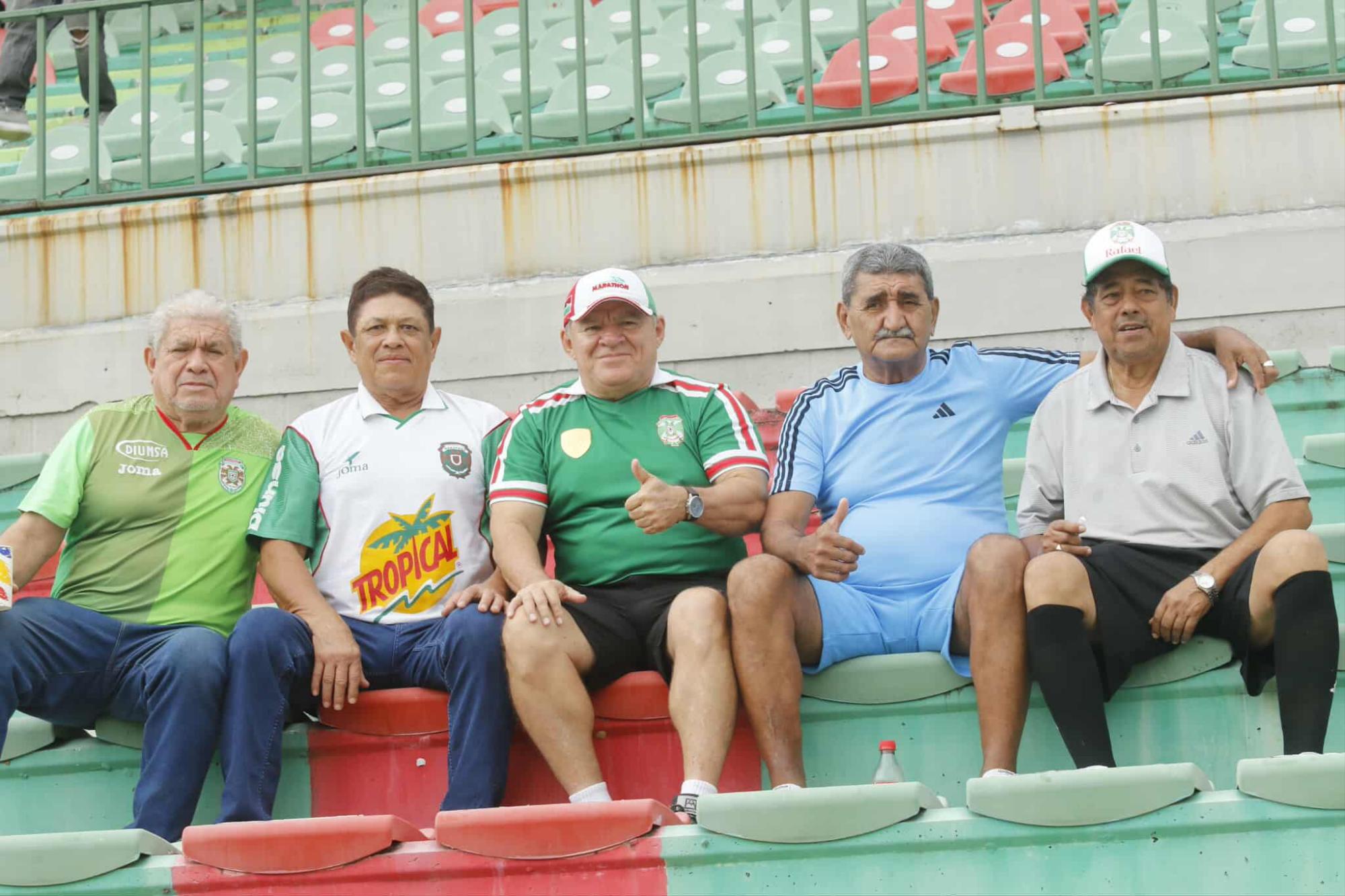 Aficionados verdolagas a la espera del encuentro. Foto Neptalí Romero.