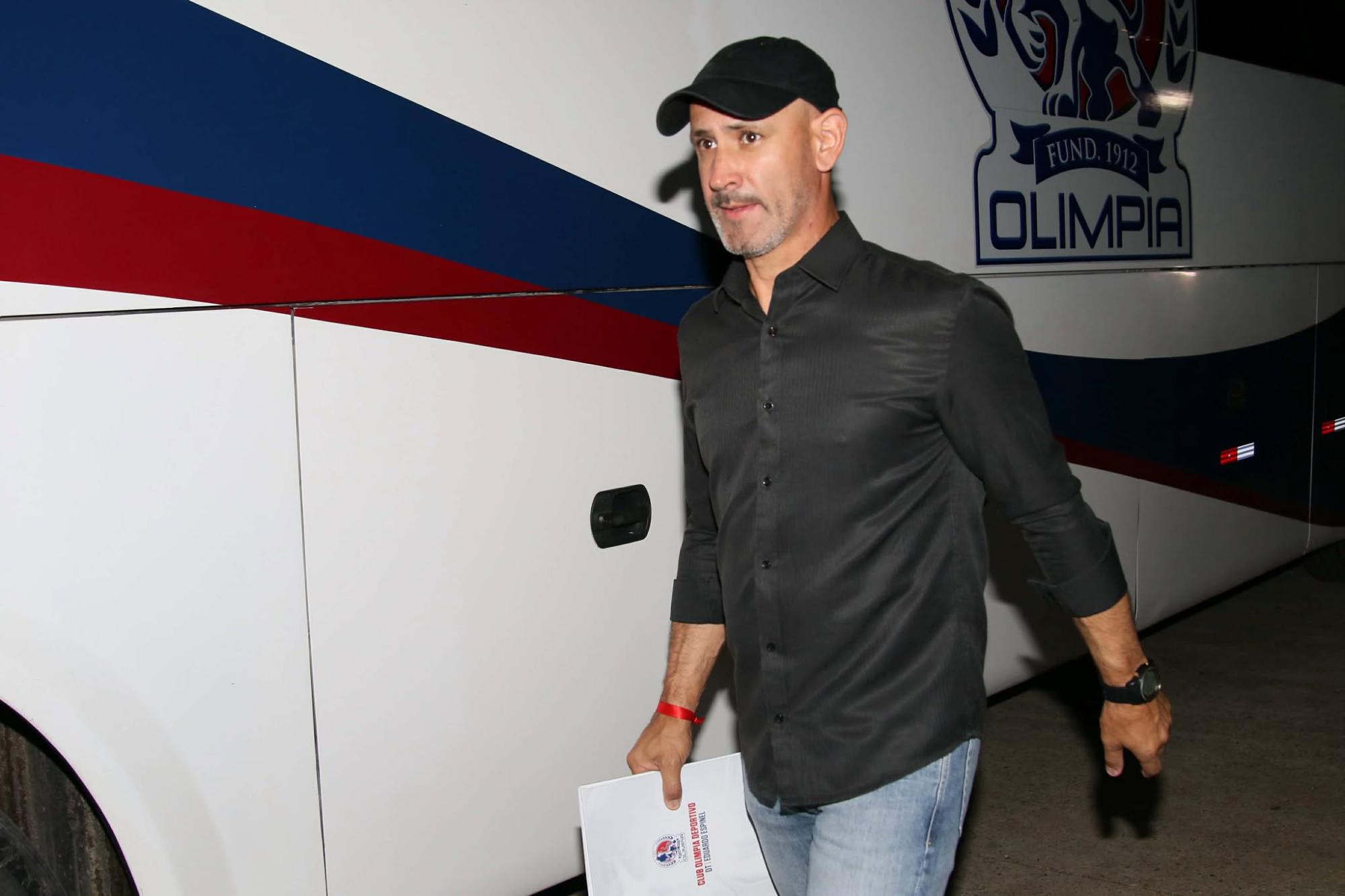 Eduardo Espinel llegando al estadio olanchano. FOTO: Marvin Salgado / DIEZ.HN.