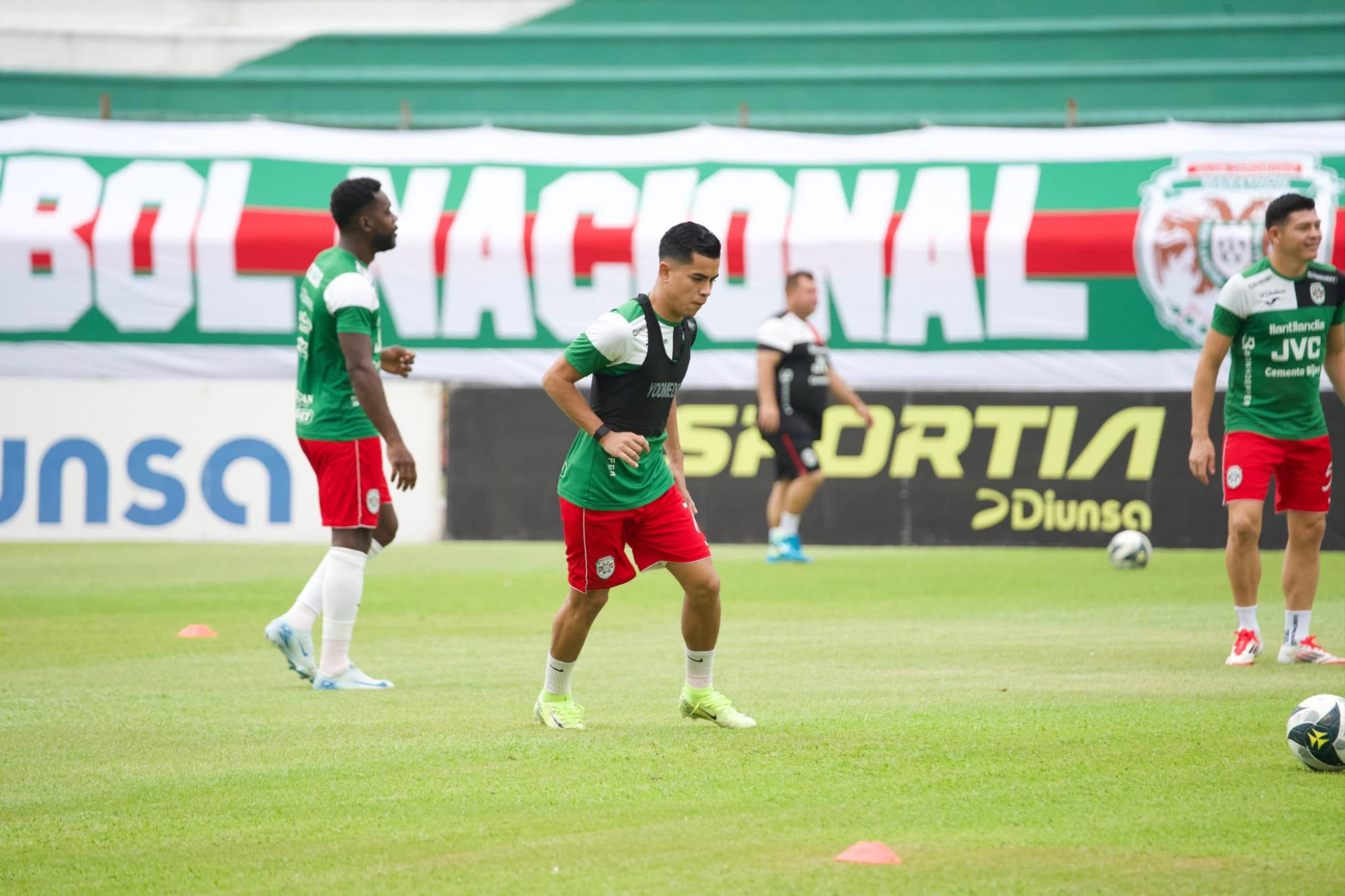Entrenamiento de los verdolagas a minutos del inicio del partido.